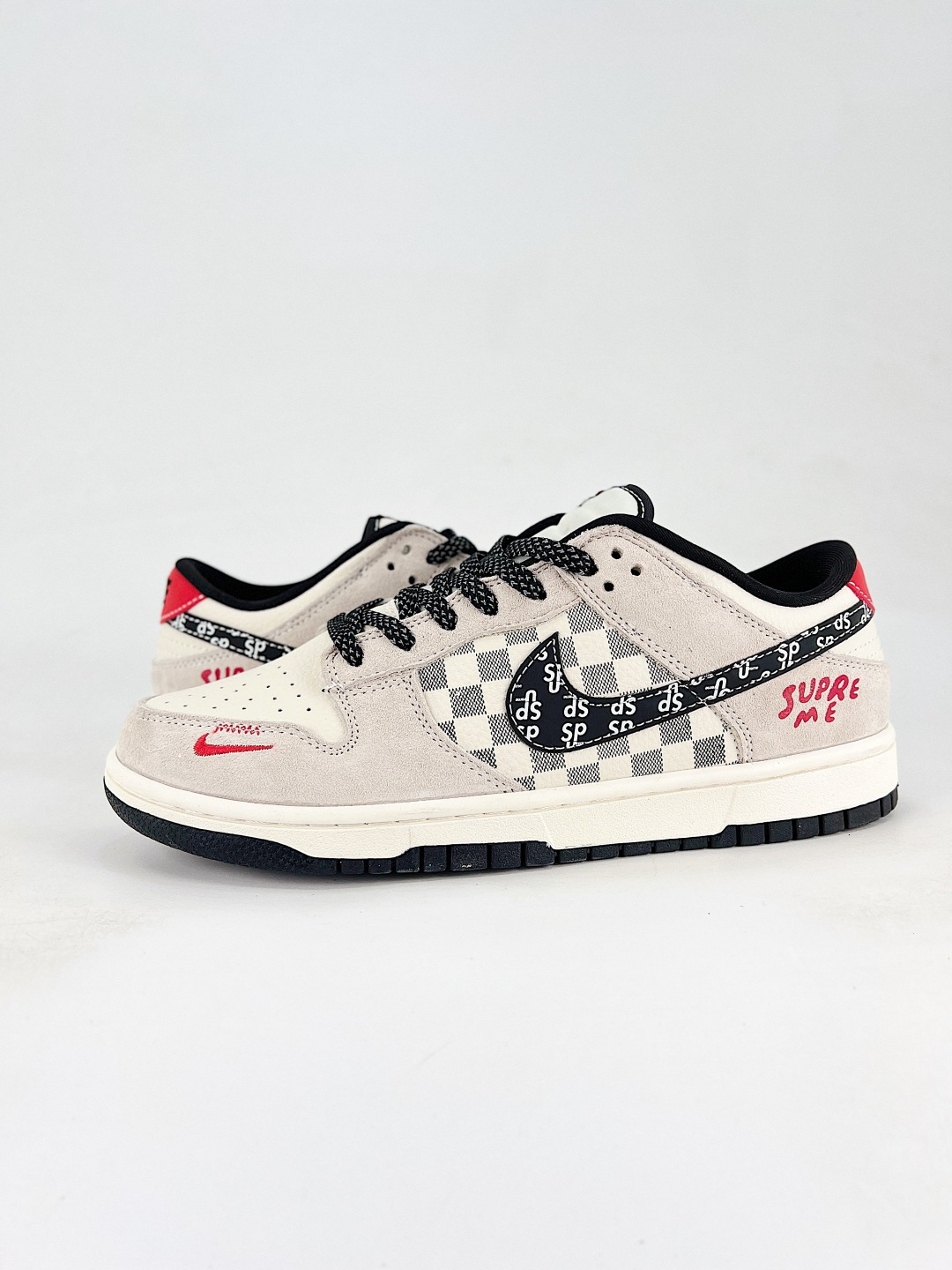 本地💰260 
NIKE DUNK SB LOW 全新配色  supreme联名
定制Dunk SB顾名思义，具有经典的Dunk血缘，又注入了更多的时尚元素。相较于普通的Dunk滑板鞋，改良版的Dunk SB加厚了鞋舌的填充，使舒适性大大提升，同时也更方便穿脱；中底部分则加入了脚感柔软舒适Zoom Air气垫，有效吸收滑板等极限运动在落地时带来的冲击力，为街头运动者们提供更好的保护  
货号：SD8888 007
尺码：36 36.5 37.5 38 38.5 39 40 40.5 41 42 42.5 43 44 45