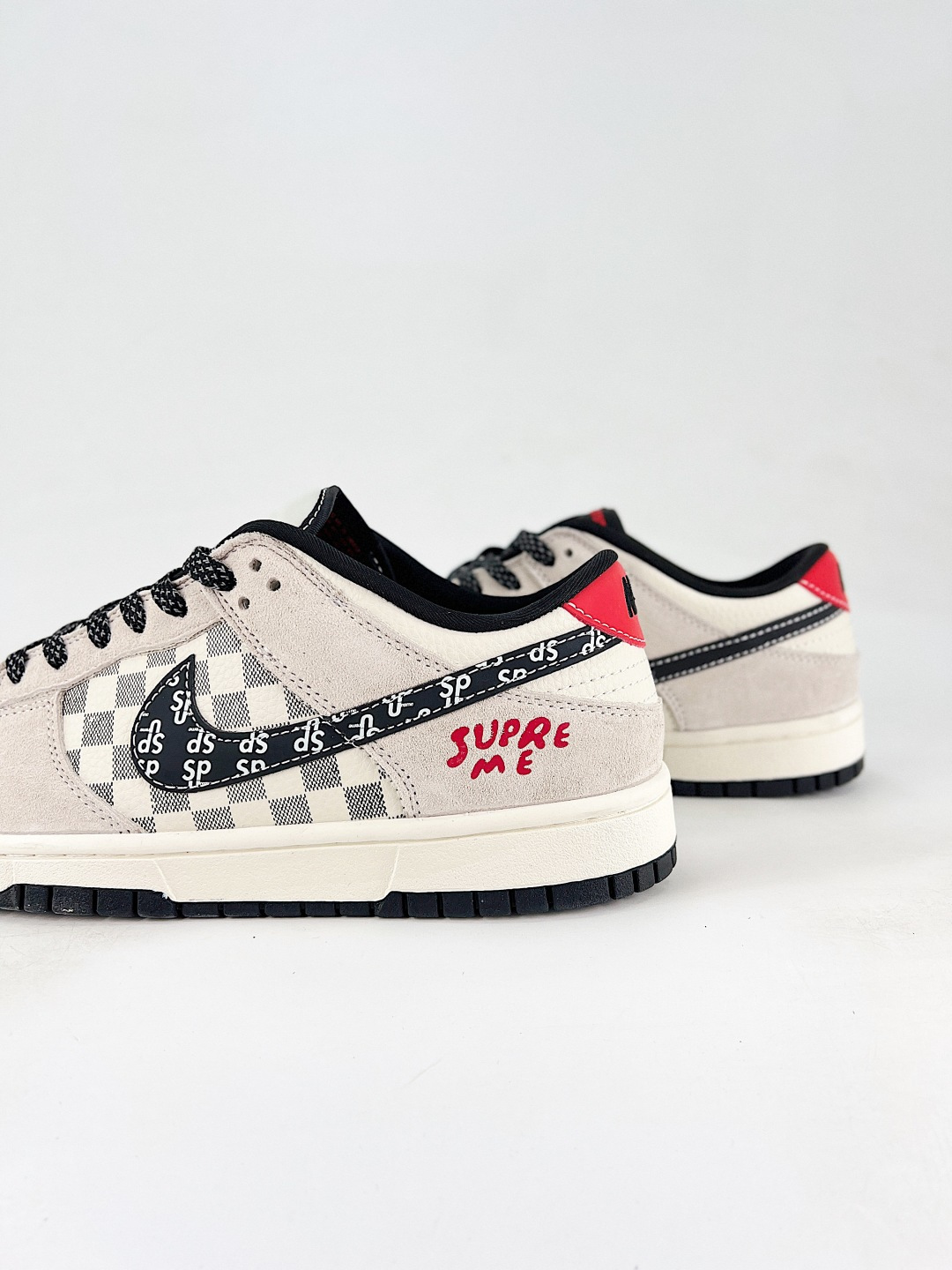 本地💰260 
NIKE DUNK SB LOW 全新配色  supreme联名
定制Dunk SB顾名思义，具有经典的Dunk血缘，又注入了更多的时尚元素。相较于普通的Dunk滑板鞋，改良版的Dunk SB加厚了鞋舌的填充，使舒适性大大提升，同时也更方便穿脱；中底部分则加入了脚感柔软舒适Zoom Air气垫，有效吸收滑板等极限运动在落地时带来的冲击力，为街头运动者们提供更好的保护  
货号：SD8888 007
尺码：36 36.5 37.5 38 38.5 39 40 40.5 41 42 42.5 43 44 45