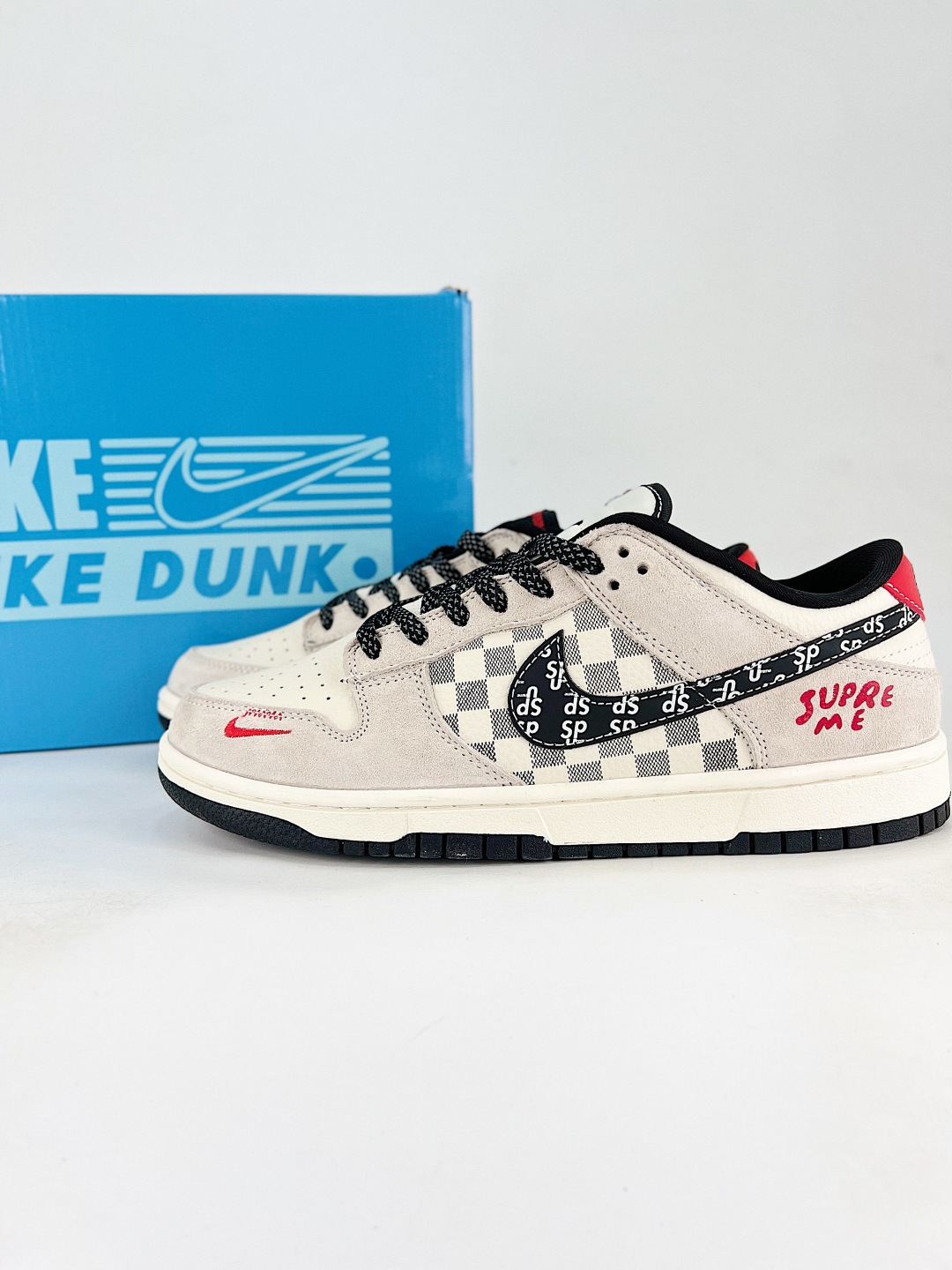 本地💰260 
NIKE DUNK SB LOW 全新配色  supreme联名
定制Dunk SB顾名思义，具有经典的Dunk血缘，又注入了更多的时尚元素。相较于普通的Dunk滑板鞋，改良版的Dunk SB加厚了鞋舌的填充，使舒适性大大提升，同时也更方便穿脱；中底部分则加入了脚感柔软舒适Zoom Air气垫，有效吸收滑板等极限运动在落地时带来的冲击力，为街头运动者们提供更好的保护  
货号：SD8888 007
尺码：36 36.5 37.5 38 38.5 39 40 40.5 41 42 42.5 43 44 45