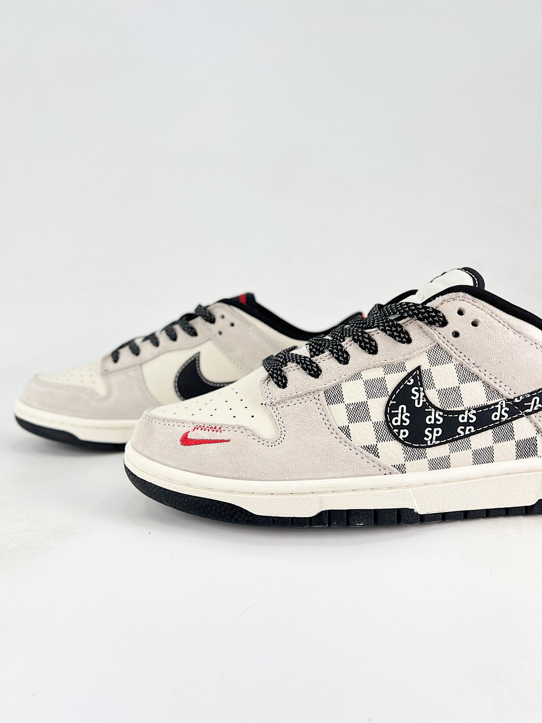 本地💰260 
NIKE DUNK SB LOW 全新配色  supreme联名
定制Dunk SB顾名思义，具有经典的Dunk血缘，又注入了更多的时尚元素。相较于普通的Dunk滑板鞋，改良版的Dunk SB加厚了鞋舌的填充，使舒适性大大提升，同时也更方便穿脱；中底部分则加入了脚感柔软舒适Zoom Air气垫，有效吸收滑板等极限运动在落地时带来的冲击力，为街头运动者们提供更好的保护  
货号：SD8888 007
尺码：36 36.5 37.5 38 38.5 39 40 40.5 41 42 42.5 43 44 45