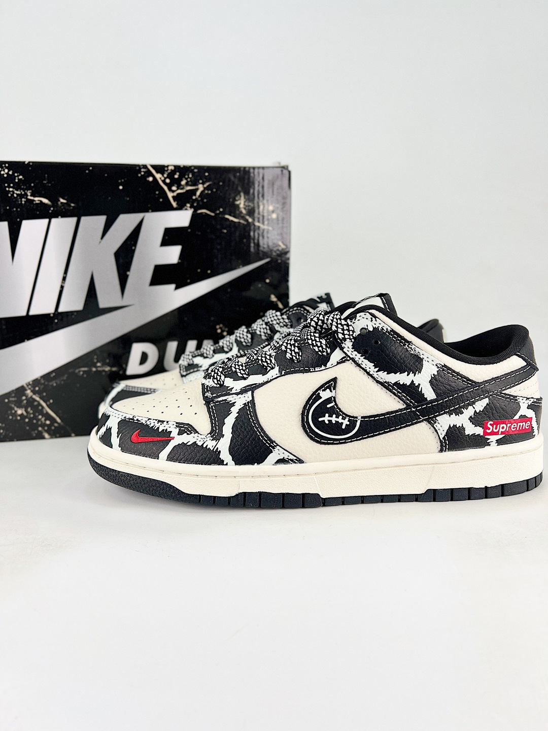NIKE DUNK SB LOW 全新配色 supreme联名 定制Dunk SB顾名思义,具有经典的Dunk血缘,又注入了更多的时尚元素.相较于普通的Dunk滑板鞋,改良版的Dunk SB加厚了鞋舌的填充,使舒适性大大提升,同时也更方便穿脱;中底部分则加入了脚感柔软舒适Zoom Air气垫,有效吸收滑板等极限运动在落地时带来的冲击力,为街头运动者们提供更好的保护 货号:SJ8888 005
