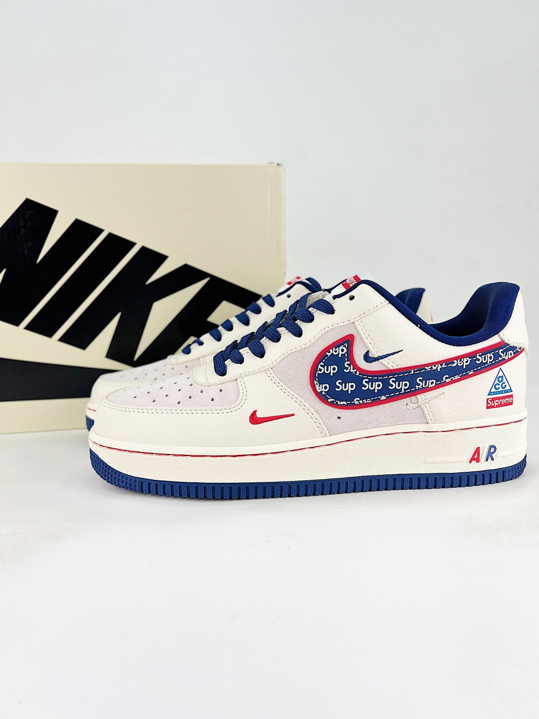 本地💰240 
Nike Air Force1 07 low supreme联名
定制空军
#原楦头原纸板  打造纯正空军版型
#专注外贸渠道  全掌内置蜂窝气垫 
#原盒配件 原厂中底钢印、拉帮完美  
货号：DD1982 328
尺码：36 36.5 37.5 38 38.5 39 40 40.5 41 42 42.5 43 44 45