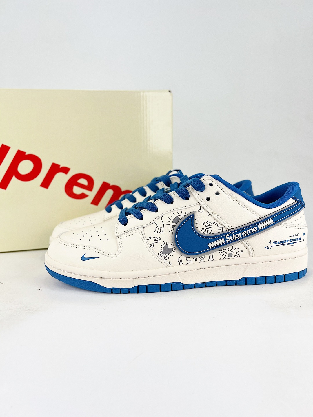 NIKE DUNK SB LOW 全新配色 supreme联名 定制Dunk SB顾名思义,具有经典的Dunk血缘,又注入了更多的时尚元素.相较于普通的Dunk滑板鞋,改良版的Dunk SB加厚了鞋舌的填充,使舒适性大大提升,同时也更方便穿脱;中底部分则加入了脚感柔软舒适Zoom Air气垫,有效吸收滑板等极限运动在落地时带来的冲击力,为街头运动者们提供更好的保护 货号:XD1588 237