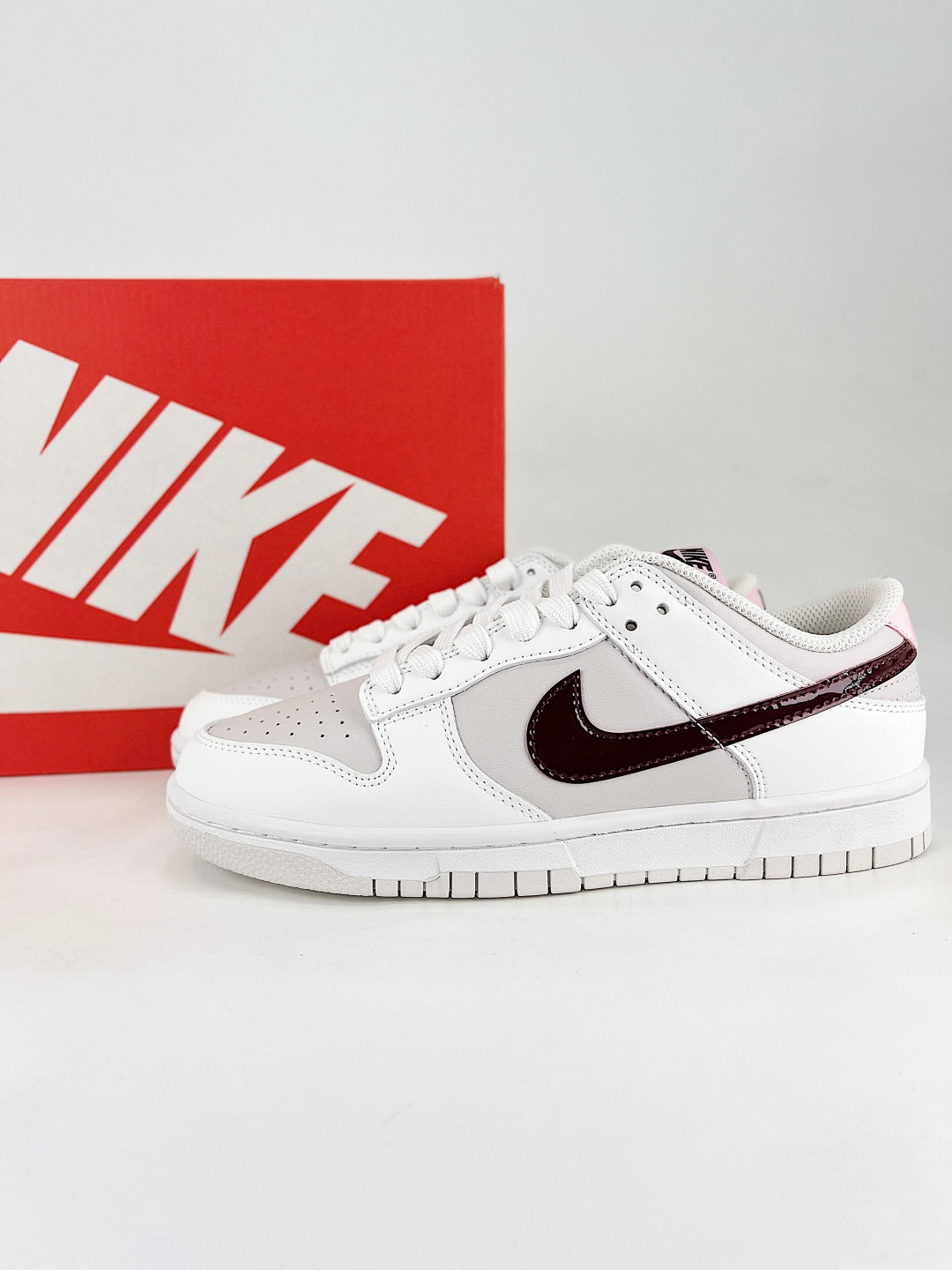 💰200
定制dunk系列 Nike Dunk Low 
史诗福利 全网唯一全头层版本 正确低趴鞋头细节 拒绝偷工减料福利供应‼️Nike推出特别版Dunk Low企划。此款Nike Dunk Low采用绒面革材质，鞋身左右侧均配有皮革质双 Swooshes蓝色搭配上白色。简洁干净的配色设计 绝对是日常出街上脚的不二选择
货号：IM6025 121
尺码：35.5 36 36.5 37.5 38 38.5 39 40 40.5 41 42