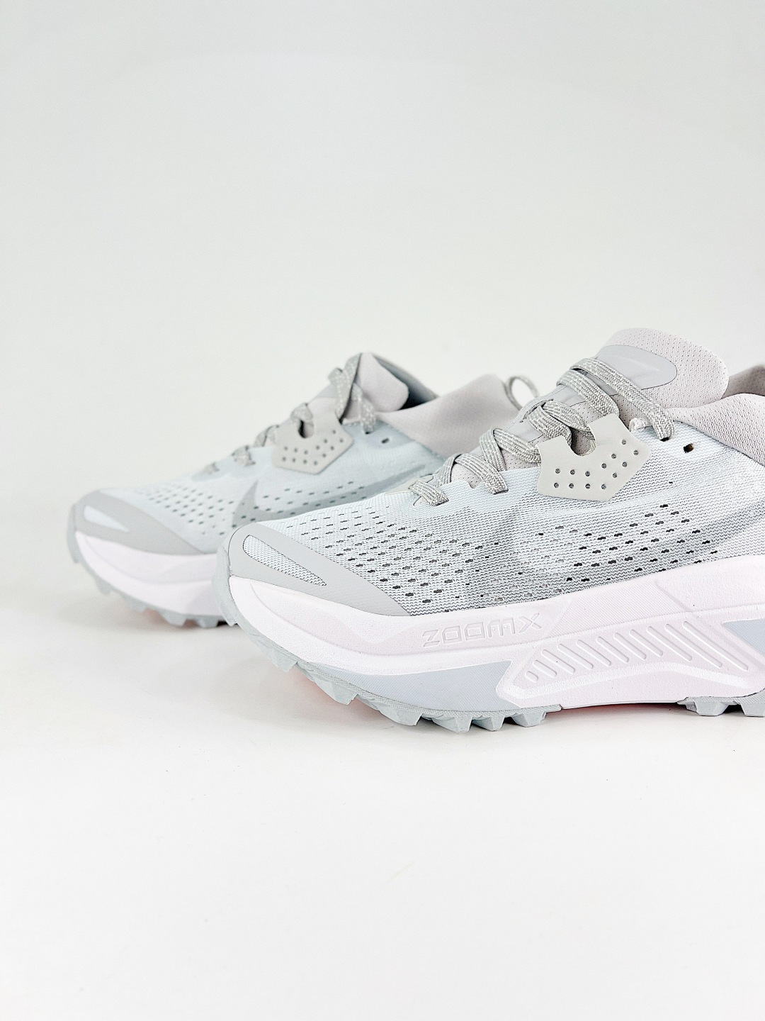 💰290 支持
NIKE ACG ZEGAA TRAIL 6
网面透气跑步鞋 兼顾迅疾外观和稳固脚感 后跟覆面和中足动态支撑巧妙融合 缔造稳定顺畅的迈步体验 采用密度更高的材料而且去除了前一代中操作的支撑 撑条设计
货号：HV8113 010
尺码：36 36.5 37.5 38 38.5 39 40 40.5 41 42 42.5 43 44 45 