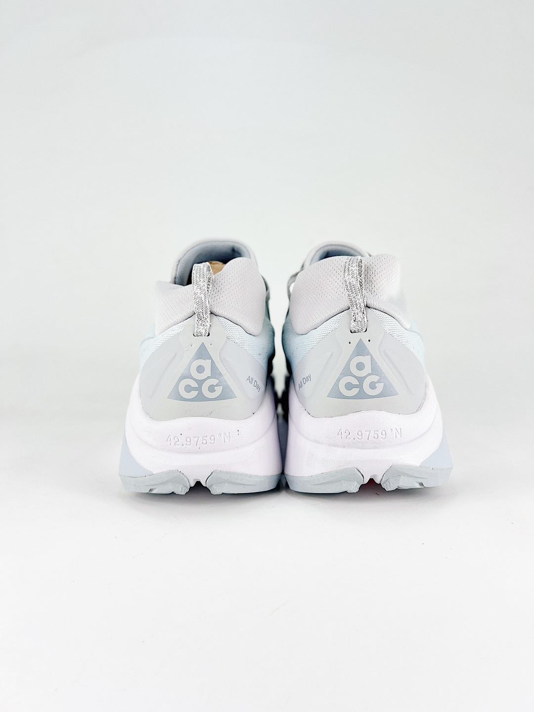 💰290 支持
NIKE ACG ZEGAA TRAIL 6
网面透气跑步鞋 兼顾迅疾外观和稳固脚感 后跟覆面和中足动态支撑巧妙融合 缔造稳定顺畅的迈步体验 采用密度更高的材料而且去除了前一代中操作的支撑 撑条设计
货号：HV8113 010
尺码：36 36.5 37.5 38 38.5 39 40 40.5 41 42 42.5 43 44 45 