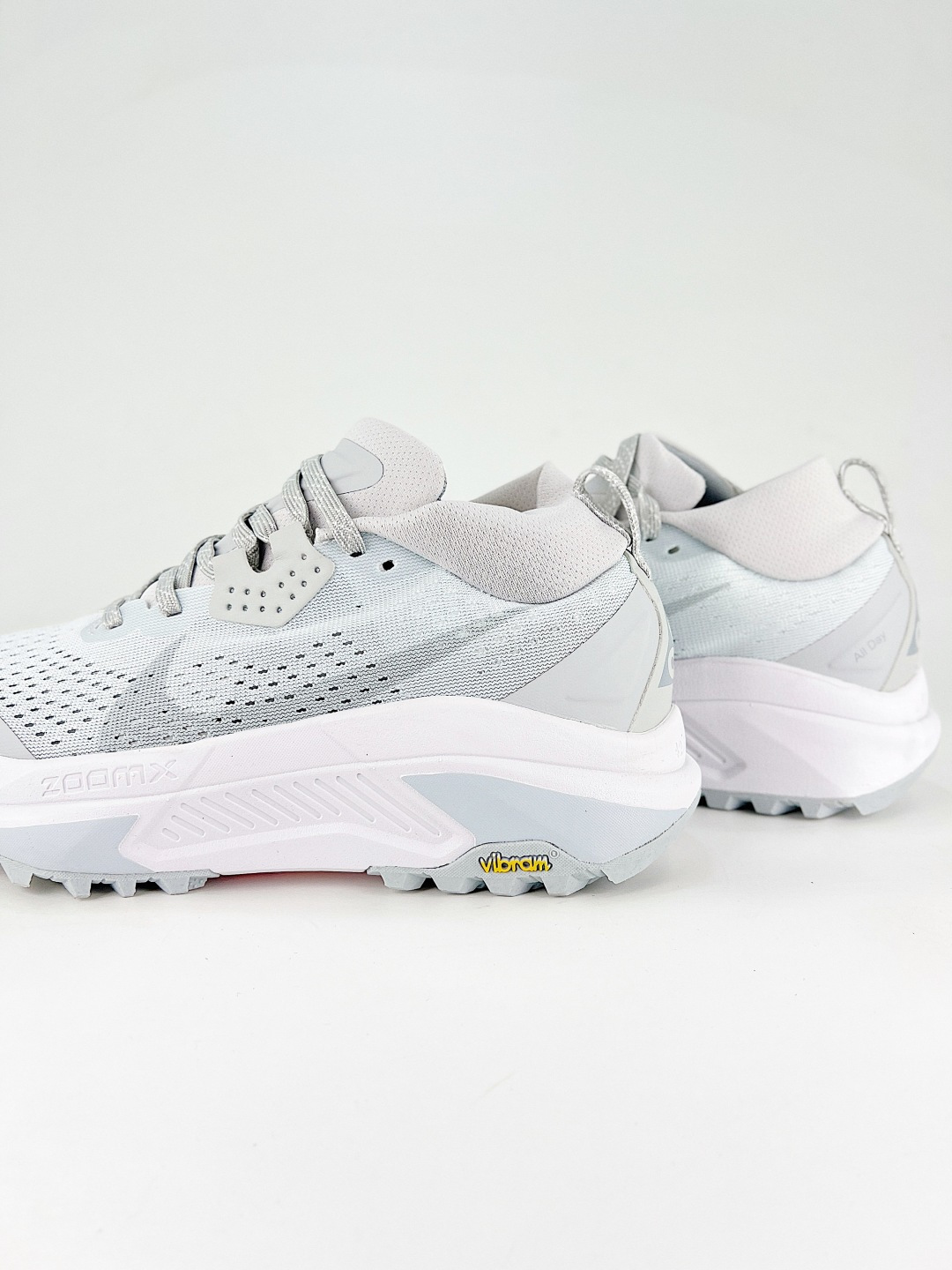 💰290 支持
NIKE ACG ZEGAA TRAIL 6
网面透气跑步鞋 兼顾迅疾外观和稳固脚感 后跟覆面和中足动态支撑巧妙融合 缔造稳定顺畅的迈步体验 采用密度更高的材料而且去除了前一代中操作的支撑 撑条设计
货号：HV8113 010
尺码：36 36.5 37.5 38 38.5 39 40 40.5 41 42 42.5 43 44 45 