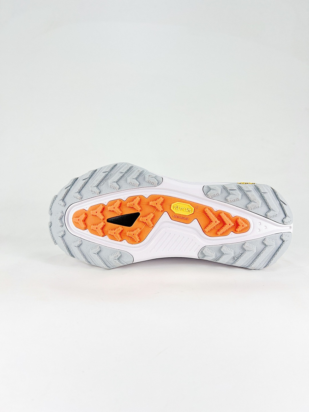 💰290 支持
NIKE ACG ZEGAA TRAIL 6
网面透气跑步鞋 兼顾迅疾外观和稳固脚感 后跟覆面和中足动态支撑巧妙融合 缔造稳定顺畅的迈步体验 采用密度更高的材料而且去除了前一代中操作的支撑 撑条设计
货号：HV8113 010
尺码：36 36.5 37.5 38 38.5 39 40 40.5 41 42 42.5 43 44 45 