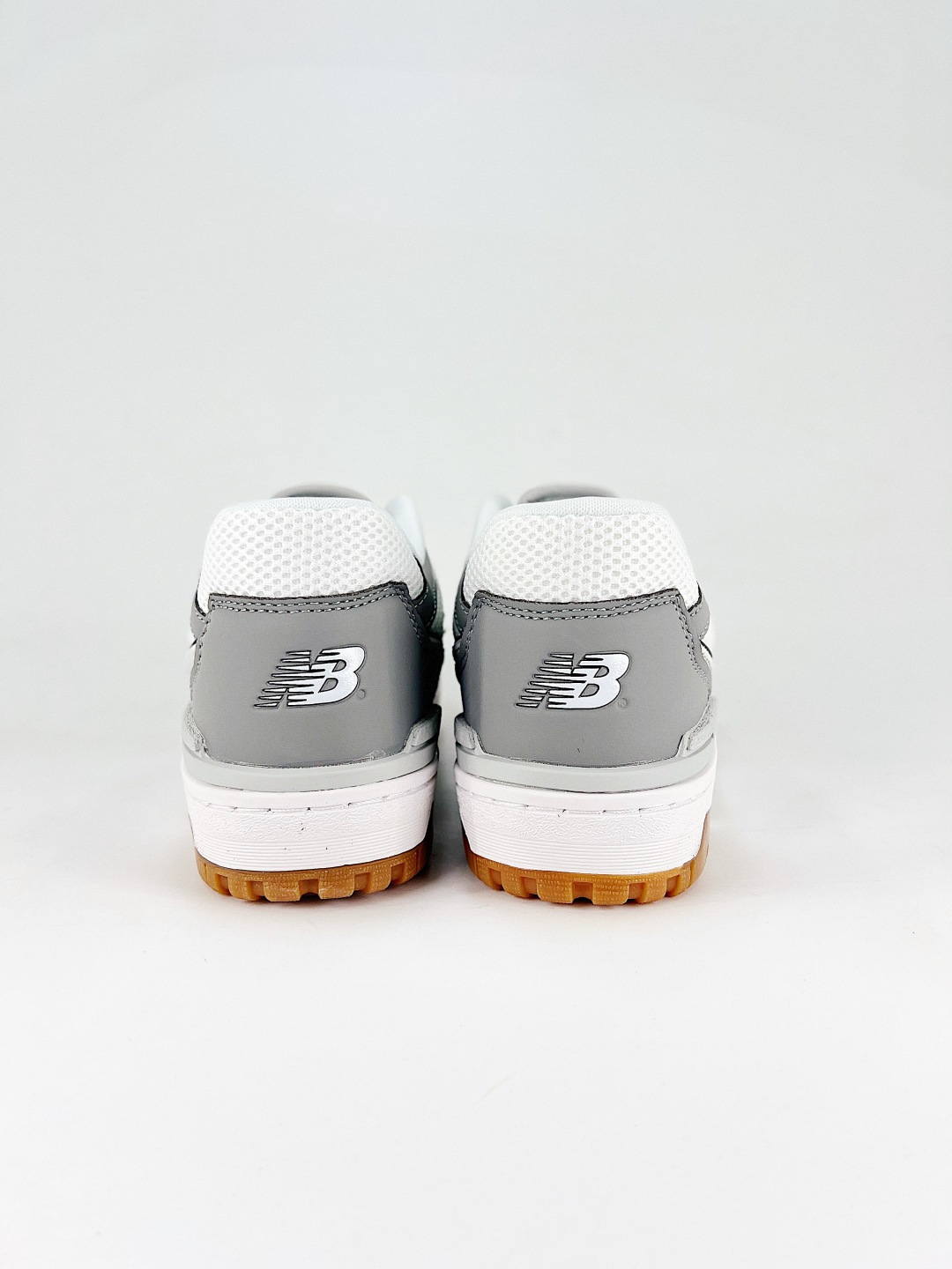 💰280 支持
New Balance BB550 复古跑鞋 
系列复古休闲运动慢跑鞋New Balance 550系列，以更纯粹的复古风格设计打造的全新造型。侧身还以解构设计，将 N 字标志以做旧压花样式呈现，样式别具新意。则呈现出高级怀旧气质，也让鞋款在奢华时装风格与运动氛围之间达到了平衡 
货号: BB550ESC
尺码:36 36.5 37 38 39 40 40.5 41.5 42 42.5 43 44 45
