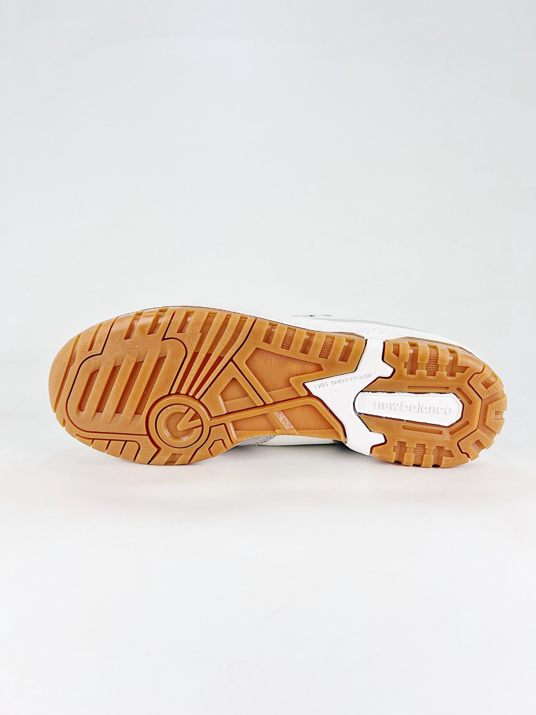 💰280 支持
New Balance BB550 复古跑鞋 
系列复古休闲运动慢跑鞋New Balance 550系列，以更纯粹的复古风格设计打造的全新造型。侧身还以解构设计，将 N 字标志以做旧压花样式呈现，样式别具新意。则呈现出高级怀旧气质，也让鞋款在奢华时装风格与运动氛围之间达到了平衡 
货号: BB550ESC
尺码:36 36.5 37 38 39 40 40.5 41.5 42 42.5 43 44 45
