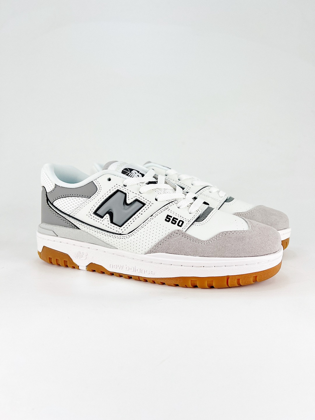 💰280 支持
New Balance BB550 复古跑鞋 
系列复古休闲运动慢跑鞋New Balance 550系列，以更纯粹的复古风格设计打造的全新造型。侧身还以解构设计，将 N 字标志以做旧压花样式呈现，样式别具新意。则呈现出高级怀旧气质，也让鞋款在奢华时装风格与运动氛围之间达到了平衡 
货号: BB550ESC
尺码:36 36.5 37 38 39 40 40.5 41.5 42 42.5 43 44 45
