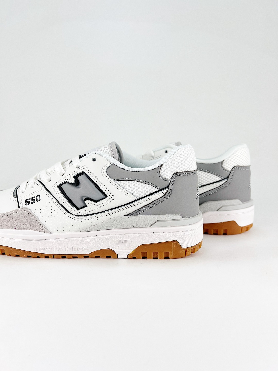 💰280 支持
New Balance BB550 复古跑鞋 
系列复古休闲运动慢跑鞋New Balance 550系列，以更纯粹的复古风格设计打造的全新造型。侧身还以解构设计，将 N 字标志以做旧压花样式呈现，样式别具新意。则呈现出高级怀旧气质，也让鞋款在奢华时装风格与运动氛围之间达到了平衡 
货号: BB550ESC
尺码:36 36.5 37 38 39 40 40.5 41.5 42 42.5 43 44 45
