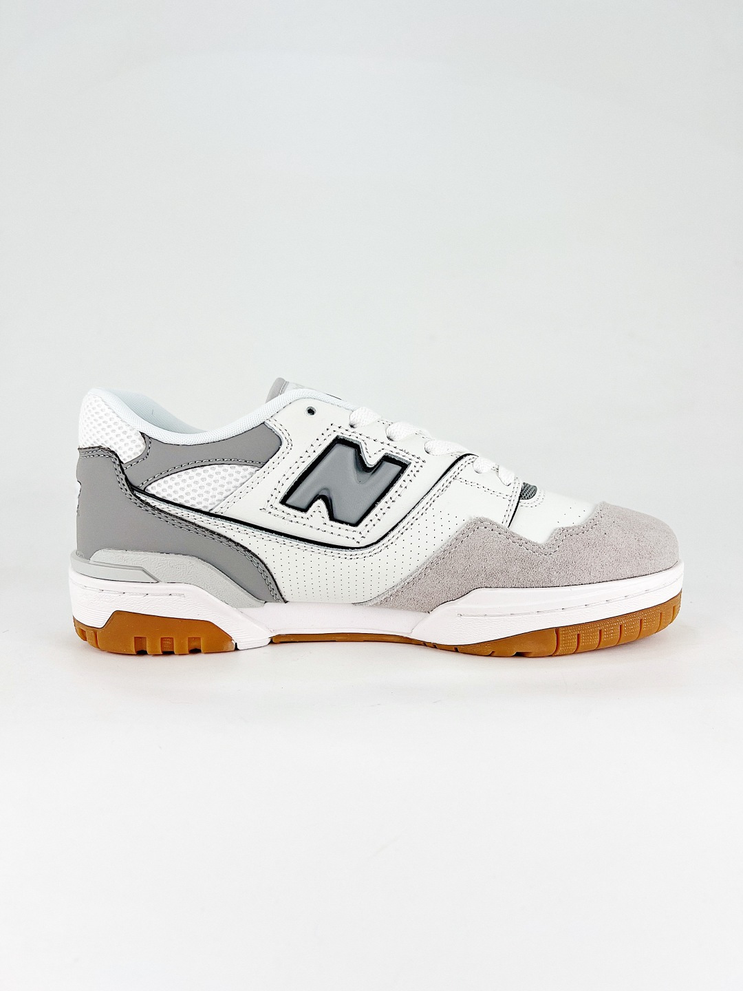 💰280 支持
New Balance BB550 复古跑鞋 
系列复古休闲运动慢跑鞋New Balance 550系列，以更纯粹的复古风格设计打造的全新造型。侧身还以解构设计，将 N 字标志以做旧压花样式呈现，样式别具新意。则呈现出高级怀旧气质，也让鞋款在奢华时装风格与运动氛围之间达到了平衡 
货号: BB550ESC
尺码:36 36.5 37 38 39 40 40.5 41.5 42 42.5 43 44 45

