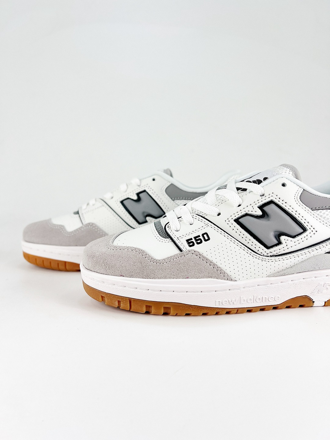 💰280 支持
New Balance BB550 复古跑鞋 
系列复古休闲运动慢跑鞋New Balance 550系列，以更纯粹的复古风格设计打造的全新造型。侧身还以解构设计，将 N 字标志以做旧压花样式呈现，样式别具新意。则呈现出高级怀旧气质，也让鞋款在奢华时装风格与运动氛围之间达到了平衡 
货号: BB550ESC
尺码:36 36.5 37 38 39 40 40.5 41.5 42 42.5 43 44 45
