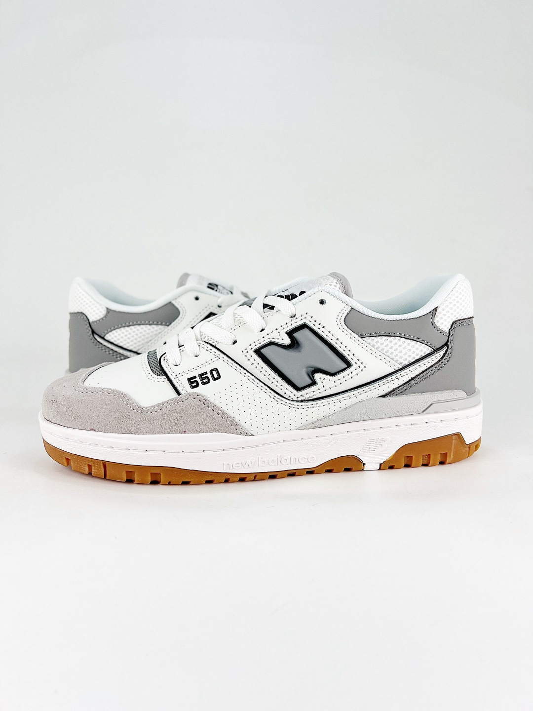 💰280 支持
New Balance BB550 复古跑鞋 
系列复古休闲运动慢跑鞋New Balance 550系列，以更纯粹的复古风格设计打造的全新造型。侧身还以解构设计，将 N 字标志以做旧压花样式呈现，样式别具新意。则呈现出高级怀旧气质，也让鞋款在奢华时装风格与运动氛围之间达到了平衡 
货号: BB550ESC
尺码:36 36.5 37 38 39 40 40.5 41.5 42 42.5 43 44 45
