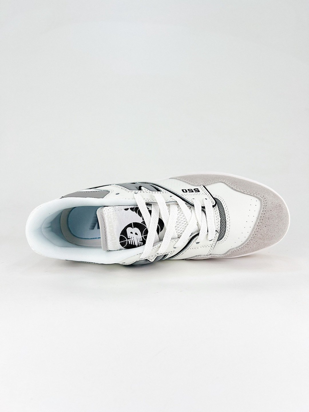 💰280 支持
New Balance BB550 复古跑鞋 
系列复古休闲运动慢跑鞋New Balance 550系列，以更纯粹的复古风格设计打造的全新造型。侧身还以解构设计，将 N 字标志以做旧压花样式呈现，样式别具新意。则呈现出高级怀旧气质，也让鞋款在奢华时装风格与运动氛围之间达到了平衡 
货号: BB550ESC
尺码:36 36.5 37 38 39 40 40.5 41.5 42 42.5 43 44 45
