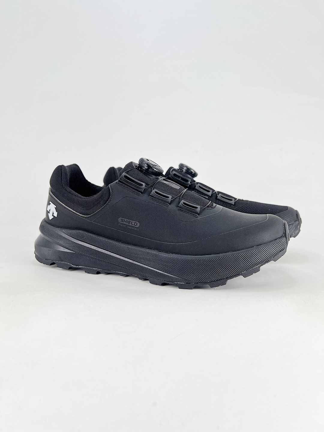 NO:868811,DESCENTE is lightweight, cushioned and breathable upper, fashionable casual sports covered waterproof men's cross-country running shoes. Officially launched at the same time. Suitable for single-day hiking on technical routes. aeriosflgtx shoes are inspired by long-distance outdoor running shoes.  Ideal for fast and brisk hiking over changing terrain, it's comfortable and supportive to give you confidence. The design integrates with the foot to minimize friction, the gore-tex protective film repels water, and features gore invisiblefit technology for thinner comfort. Agility, stability and confidence on technical trails come from vibram  Megagrip outsole, compressed EVA insole and integrated TPU. Weight about: 275g Technical features Waterproof breathable lightweight wear-resistant shoe outsole structure vibrammegagripM rubber compound material Durable and soft shoe structure TPU toe cap to prevent wear Compressed EVA foam insole and integrated TPU iron core improve flexibility and stability, giving you confidence Shoe padding structure 4mm thick or molded insert material Gore-tex film TPU high wear-resistant protective film Cordura mesh cloth Size: 36  36.5 37.5 38 38.5 39 40 40.5 41 42 42.5 43 44 45 Code 0417xyj, casual shoes/sports shoes, sneakers19860909DESCENTE迪桑特轻盈缓震透气鞋面时尚休闲运动覆盖防水男子越野跑鞋 官方同步上架适合技术路线单日徒步穿着 aeriosflgtx鞋受到长途野外跑步鞋的启发 适合在变化的地形上进行快速轻快的徒步旅行穿着,舒适而有支撑性,使您充满信心.该设计与脚部融为一体,可最大限度地减少摩擦,gore-tex保护膜可防水,采用gore隐形适体(invisiblefit)技术,更轻薄舒适. 敏捷、稳定和技术路线上的自信源于vibram megagrip外底、压缩eva内底以及一体的tpu.重量约:275g技术特点防水透气轻量耐磨鞋子鞋外底结构vibrammegagripM橡胶化合材料耐用柔软鞋子结构tpu鞋头可防磨损压缩eva泡沫内底以及一体的tpu铁芯提高了灵活性和稳定性,使您充满信心鞋子衬垫结构4mm厚or模制插片材料gore-tex薄膜tpu高耐磨保护膜cordura网眼布 尺码: 36 36.5 37.5 38 38.5 39 40 40.5 41 42 42.5 43 44 45 编码0417xyj,休闲鞋/运动鞋,sneakers,Women's Shoes