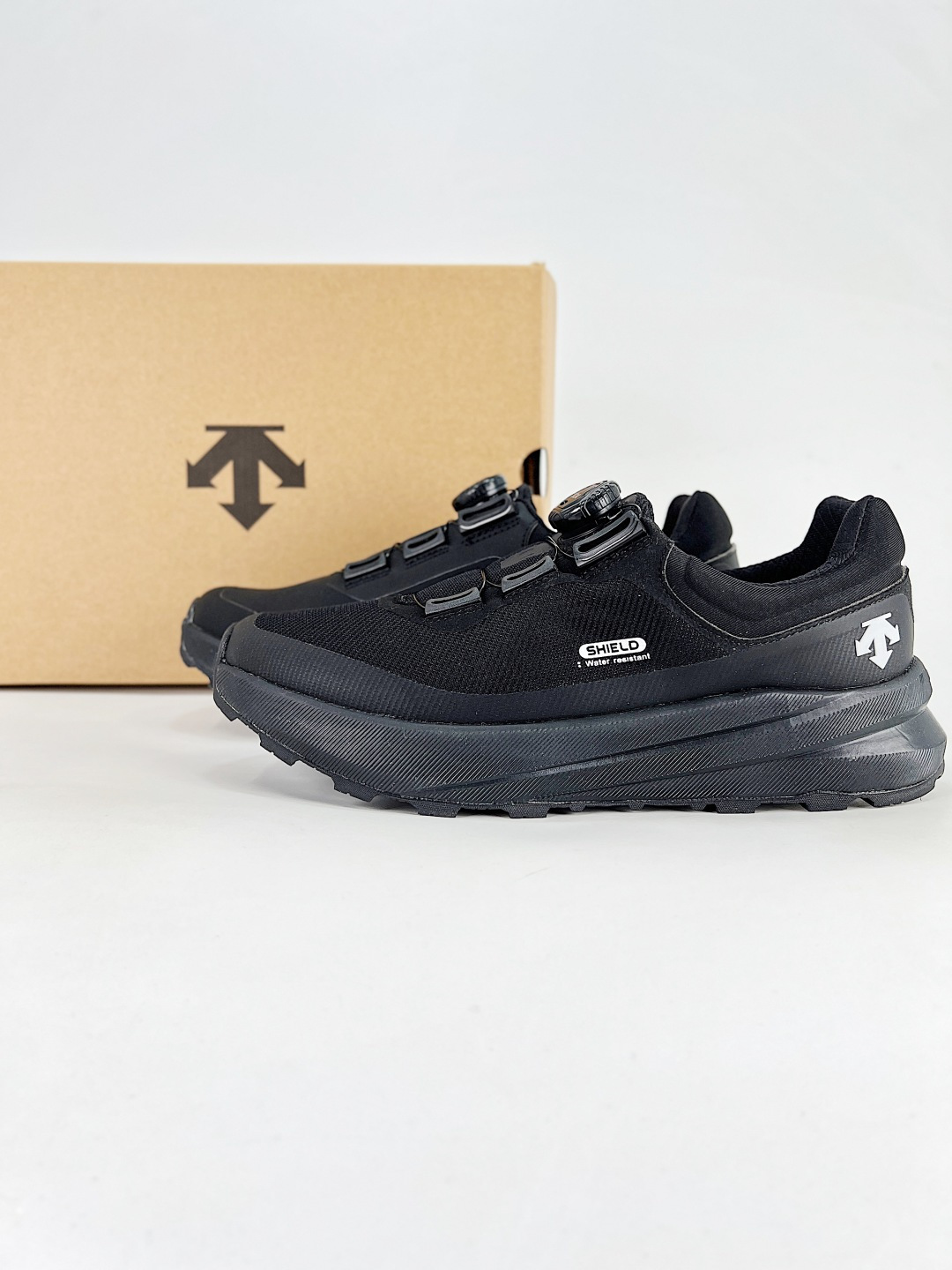 NO:868791,DESCENTE is lightweight, cushioned and breathable upper, fashionable casual sports covered waterproof men's cross-country running shoes. Officially launched at the same time. Suitable for single-day hiking on technical routes. aeriosflgtx shoes are inspired by long-distance outdoor running shoes.  Ideal for fast and brisk hiking over changing terrain, it's comfortable and supportive to give you confidence. The design integrates with the foot to minimize friction, the gore-tex protective film repels water, and features gore invisiblefit technology for thinner comfort. Agility, stability and confidence on technical trails come from vibram  Megagrip outsole, compressed EVA insole and integrated TPU. Weight about: 275g Technical features Waterproof breathable lightweight wear-resistant shoe outsole structure vibrammegagripM rubber compound material Durable and soft shoe structure TPU toe cap to prevent wear Compressed EVA foam insole and integrated TPU iron core improve flexibility and stability, giving you confidence Shoe padding structure 4mm thick or molded insert material Gore-tex film TPU high wear-resistant protective film Cordura mesh cloth Size: 36  36.5 37.5 38 38.5 39 40 40.5 41 42 42.5 43 44 45 Code 0417xyj, casual shoes/sports shoes, sneakers19860909DESCENTE迪桑特轻盈缓震透气鞋面时尚休闲运动覆盖防水男子越野跑鞋 官方同步上架适合技术路线单日徒步穿着 aeriosflgtx鞋受到长途野外跑步鞋的启发 适合在变化的地形上进行快速轻快的徒步旅行穿着,舒适而有支撑性,使您充满信心.该设计与脚部融为一体,可最大限度地减少摩擦,gore-tex保护膜可防水,采用gore隐形适体(invisiblefit)技术,更轻薄舒适. 敏捷、稳定和技术路线上的自信源于vibram megagrip外底、压缩eva内底以及一体的tpu.重量约:275g技术特点防水透气轻量耐磨鞋子鞋外底结构vibrammegagripM橡胶化合材料耐用柔软鞋子结构tpu鞋头可防磨损压缩eva泡沫内底以及一体的tpu铁芯提高了灵活性和稳定性,使您充满信心鞋子衬垫结构4mm厚or模制插片材料gore-tex薄膜tpu高耐磨保护膜cordura网眼布 尺码: 36 36.5 37.5 38 38.5 39 40 40.5 41 42 42.5 43 44 45 编码0417xyj,休闲鞋/运动鞋,sneakers,Women's Shoes