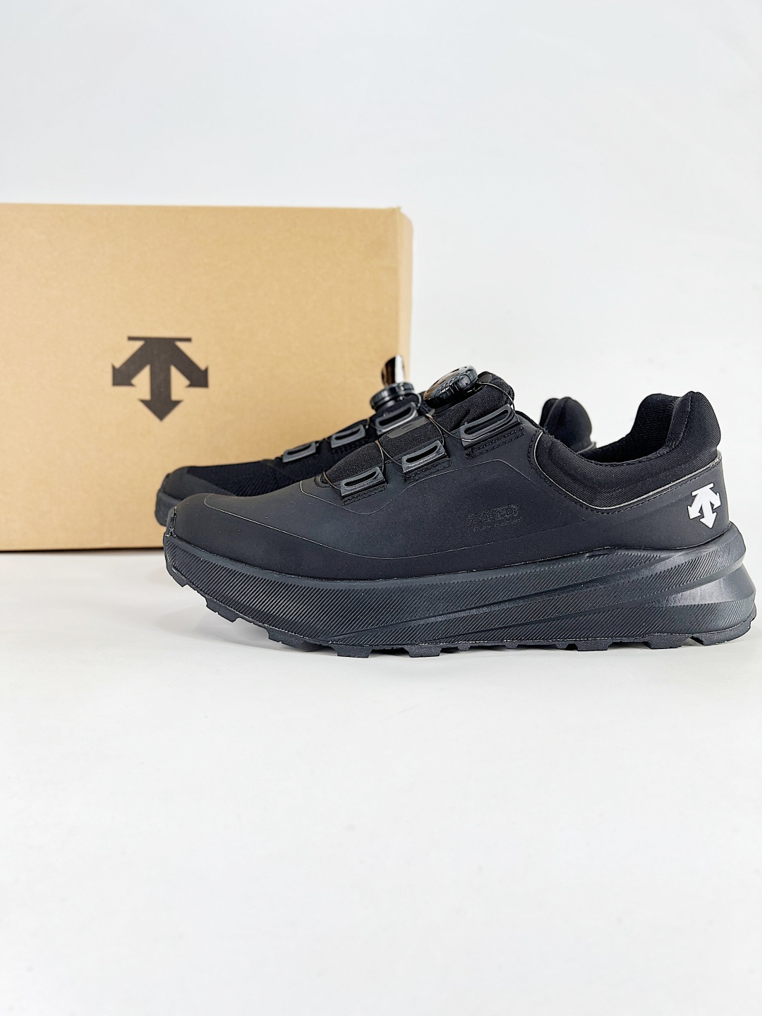 NO:868802,DESCENTE is lightweight, cushioned and breathable upper, fashionable casual sports covered waterproof men's cross-country running shoes. Officially launched at the same time. Suitable for single-day hiking on technical routes. aeriosflgtx shoes are inspired by long-distance outdoor running shoes.  Ideal for fast and brisk hiking over changing terrain, it's comfortable and supportive to give you confidence. The design integrates with the foot to minimize friction, the gore-tex protective film repels water, and features gore invisiblefit technology for thinner comfort. Agility, stability and confidence on technical trails come from vibram  Megagrip outsole, compressed EVA insole and integrated TPU. Weight about: 275g Technical features Waterproof breathable lightweight wear-resistant shoe outsole structure vibrammegagripM rubber compound material Durable and soft shoe structure TPU toe cap to prevent wear Compressed EVA foam insole and integrated TPU iron core improve flexibility and stability, giving you confidence Shoe padding structure 4mm thick or molded insert material Gore-tex film TPU high wear-resistant protective film Cordura mesh cloth Size: 36  36.5 37.5 38 38.5 39 40 40.5 41 42 42.5 43 44 45, casual shoes/sports shoes, sneakers19860909DESCENTE迪桑特轻盈缓震透气鞋面时尚休闲运动覆盖防水男子越野跑鞋 官方同步上架适合技术路线单日徒步穿着 aeriosflgtx鞋受到长途野外跑步鞋的启发 适合在变化的地形上进行快速轻快的徒步旅行穿着,舒适而有支撑性,使您充满信心.该设计与脚部融为一体,可最大限度地减少摩擦,gore-tex保护膜可防水,采用gore隐形适体(invisiblefit)技术,更轻薄舒适. 敏捷、稳定和技术路线上的自信源于vibram megagrip外底、压缩eva内底以及一体的tpu.重量约:275g技术特点防水透气轻量耐磨鞋子鞋外底结构vibrammegagripM橡胶化合材料耐用柔软鞋子结构tpu鞋头可防磨损压缩eva泡沫内底以及一体的tpu铁芯提高了灵活性和稳定性,使您充满信心鞋子衬垫结构4mm厚or模制插片材料gore-tex薄膜tpu高耐磨保护膜cordura网眼布 尺码: 36 36.5 37.5 38 38.5 39 40 40.5 41 42 42.5 43 44 45,休闲鞋/运动鞋,sneakers,Women's Shoes