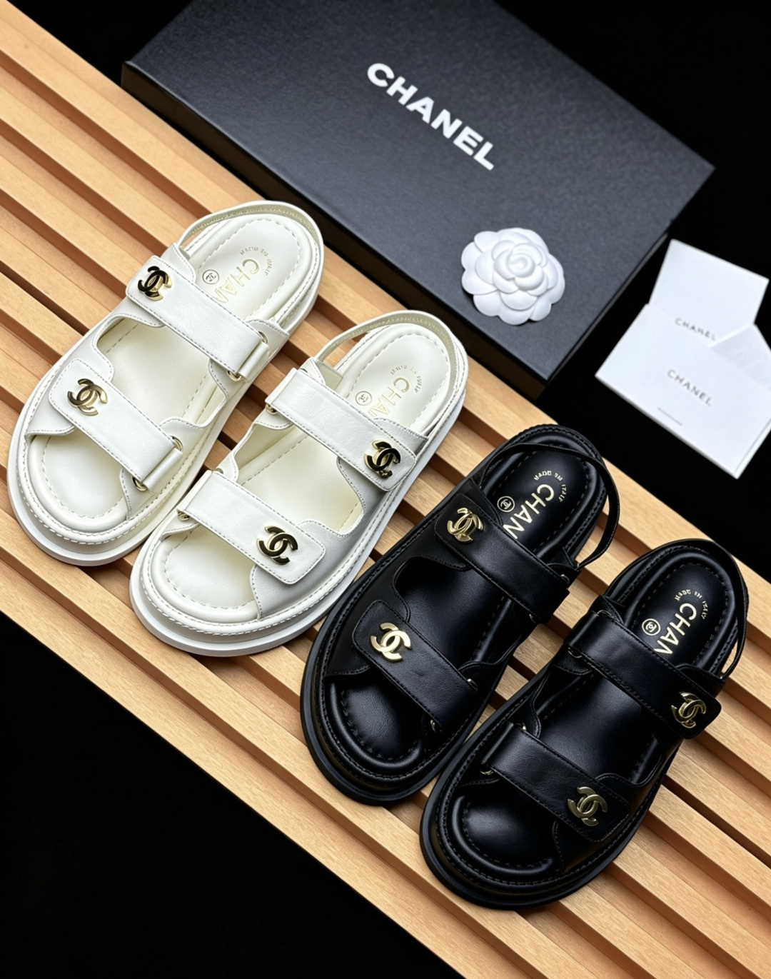 NO:869443,Top-notch goods, support for distribution ————Chanel Double C Velcro Thick-soled Sandals Classic black and white, not picky about style or person, size 35-40, foot-friendly and not picky about size, imported lambskin fabric, soft and skin-friendly, not abrasive to feet. Iconic double-C gold buckle, low-key and noble, self-recognizable. Moderately thin soft sole, feels like stepping on clouds, and is not tiring when walking.  Suitable for commuting, leisure, and dating, a must-have 'one shoe to wear in the wardrobe' style for lazy people, sandals, chanel, chanel, sandals, sheepskin19860909顶级莞货 支持分销 ——————Chanel 香奈儿 双C魔术贴厚底凉鞋 黑白两色经典款,不挑风格不挑人 35-40码 脚型友好不挑码 进口小羊皮面料,软滑亲肤不磨脚 标志性双C金扣,低调显贵,自带辨识度 薄厚适中的软底,踩云感上脚,暴走也不累 通勤、休闲、约会都能搭,懒人必备的“一鞋穿遍衣柜”款,凉鞋,chanel,chanel,sandals,sheepskin,Women's Shoes