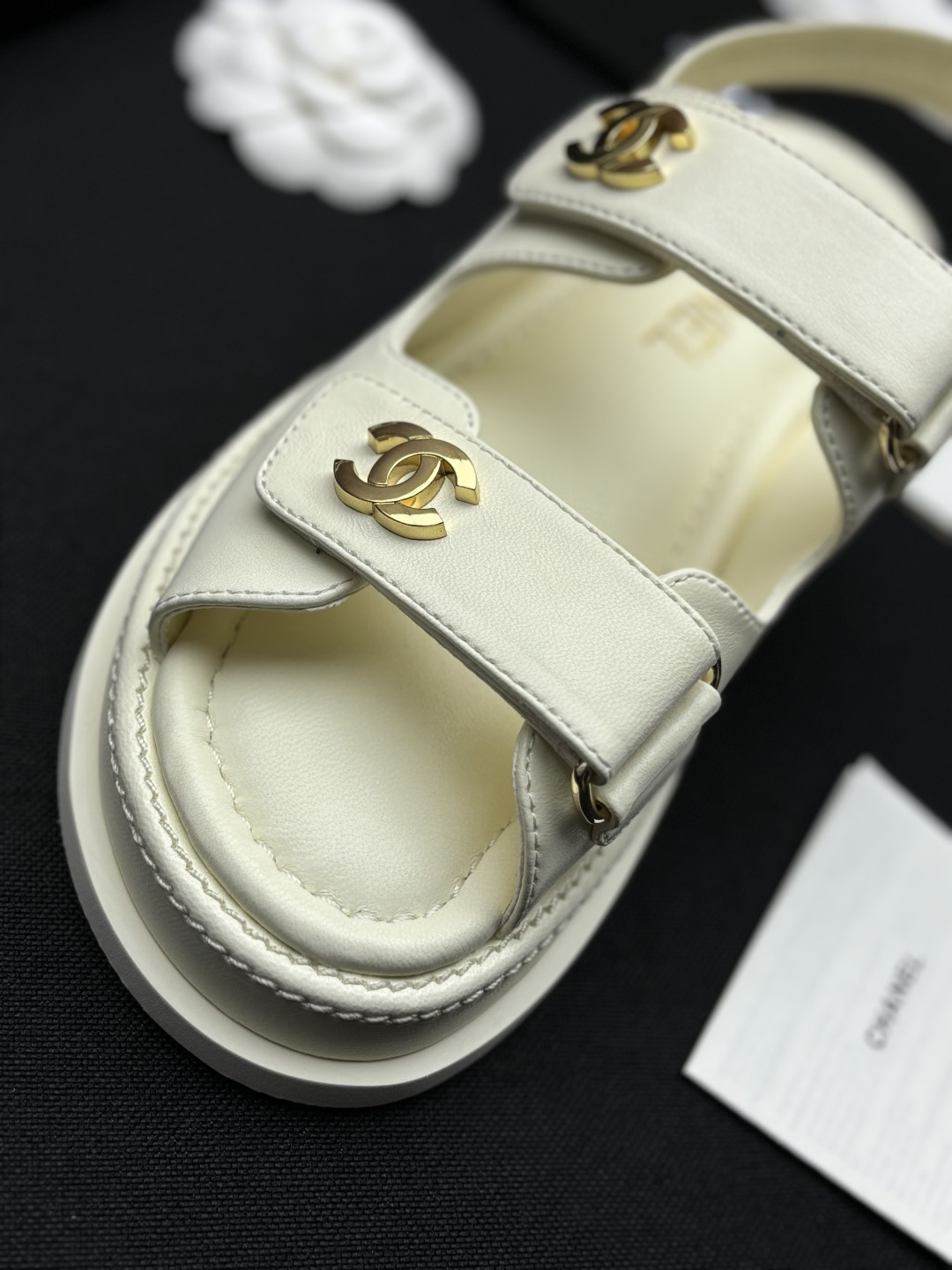 NO:869467,Selected imported first-layer lambskin, soft and skin-friendly to the touch; iconic gold-plated double C buckles, with a delicate and noble luster. The wide version of the Velcro can be freely adjusted, the double-strand hand-made stitching is neat and neat, the thickened padded insole is matched with a non-slip thick sole, the soft elastic is comfortable and does not rub the feet, and the black and white colors can easily adapt to all styles. Sandals, sandals, sheepskin, gold plating19860909甄选进口头层小羊皮,触感软糯亲肤；标志性镀金双C扣,光泽细腻显贵.宽版魔术贴可自由调节,双股手工车线工整利落,加厚软垫鞋垫搭配防滑厚底,软弹舒适不磨脚,黑白两色轻松适配全风格穿搭.,凉鞋,sandals,sheepskin,gold plating,Women's Shoes