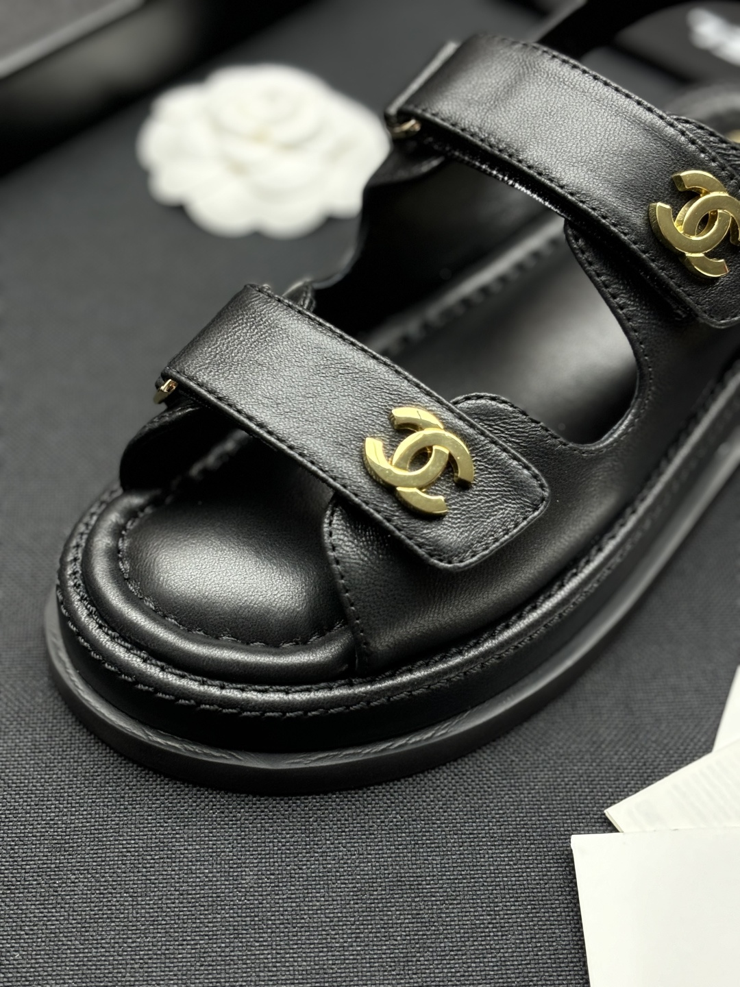 NO:869454,Selected imported first-layer lambskin, soft and skin-friendly to the touch; iconic gold-plated double C buckles, with a delicate and noble luster. The wide version of the Velcro can be freely adjusted, the double-strand hand-made stitching is neat and neat, the thickened padded insole is matched with a non-slip thick sole, the soft elastic is comfortable and does not rub the feet, and the black and white colors can easily adapt to all styles. Sandals, sandals, sheepskin, gold plating19860909甄选进口头层小羊皮,触感软糯亲肤；标志性镀金双C扣,光泽细腻显贵.宽版魔术贴可自由调节,双股手工车线工整利落,加厚软垫鞋垫搭配防滑厚底,软弹舒适不磨脚,黑白两色轻松适配全风格穿搭.,凉鞋,sandals,sheepskin,gold plating,Women's Shoes
