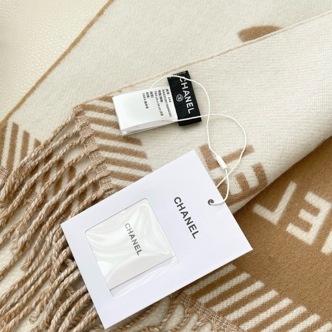 CHANEL新《双面拼色提花》目测是大爆款！双面异色提花 两面完全相反的颜色及图案 设计真的非常走心 ，