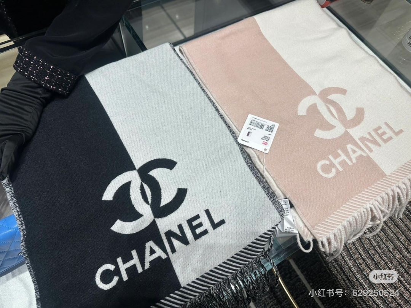 CHANEL新《双面拼色提花》目测是大爆款！双面异色提花 两面完全相反的颜色及图案 设计真的非常走心 ，