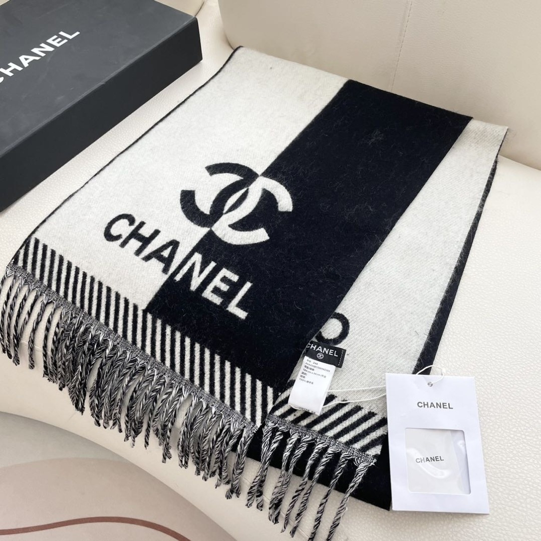 CHANEL新《双面拼色提花》目测是大爆款！双面异色提花 两面完全相反的颜色及图案 设计真的非常走心 ，