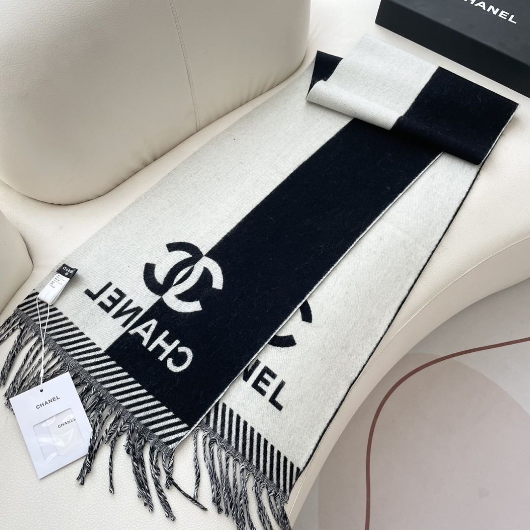 CHANEL新《双面拼色提花》目测是大爆款！双面异色提花 两面完全相反的颜色及图案 设计真的非常走心 ，