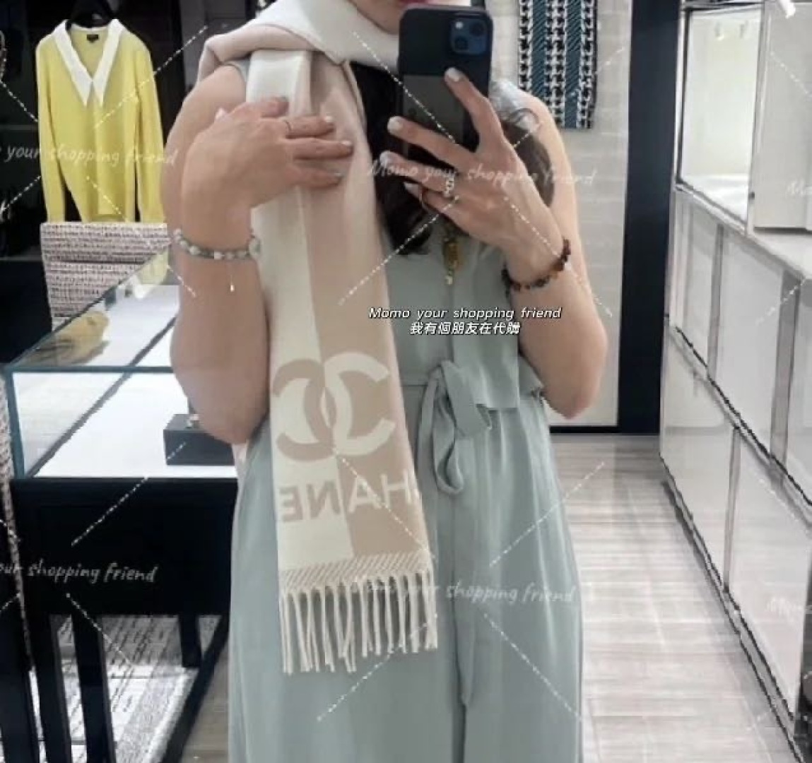 NO:542050,CHANEL's new 'Double-Sided Color Block Jacquard' is visually a hit!  Double-sided heterochromatic jacquard, completely opposite colors and patterns on both sides. The design is really thoughtful. The oversized brand LOGO and double C color matching embellish the entire scarf. High-end and beautiful fabrics are a big disadvantage. Merino virgin cashmere, as the ceiling of the wool industry, is not tied at all, gentle and textured. It is versatile and not picky. You must reserve the size 184*34CM high version scarf, high version scarf, chanel19860909CHANEL新《双面拼色提花》目测是大爆款！双面异色提花 两面完全相反的颜色及图案 设计真的非常走心 ,超大品牌LOGO与双C拼色点缀整条围巾 高级美面料巨流弊. 美丽奴初剪羊绒,作为羊毛界的天花板,半点不扎,温柔有质感男生女士都可以入 百搭不挑人 必须自留尺寸184*34CM高版本围巾,高版本围巾,chanel,scarf