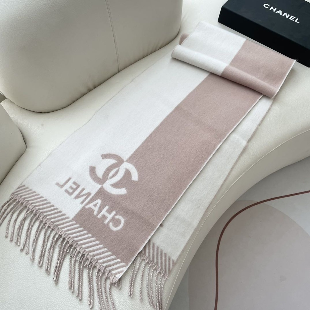 CHANEL新《双面拼色提花》目测是大爆款！双面异色提花 两面完全相反的颜色及图案 设计真的非常走心 ，