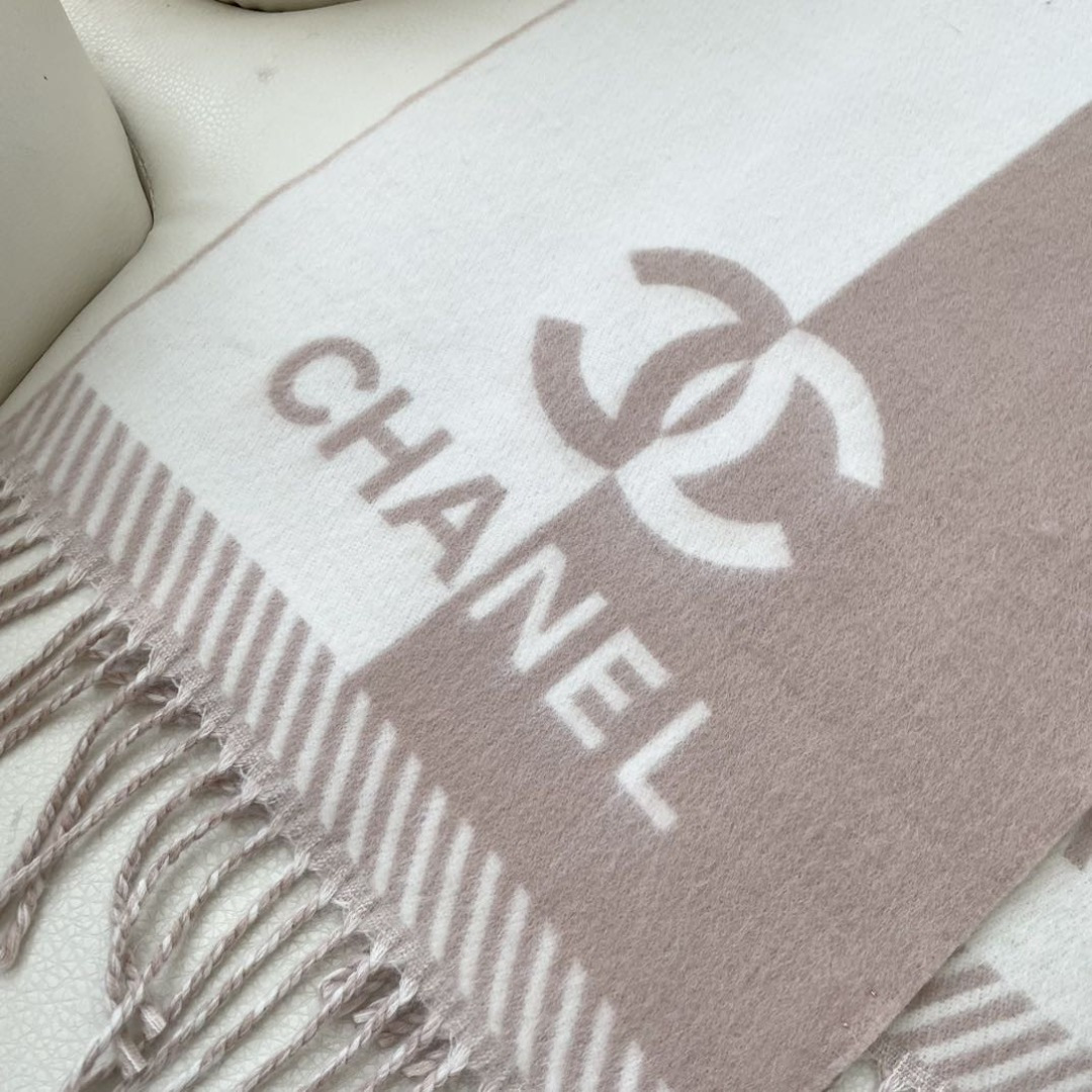 CHANEL新《双面拼色提花》目测是大爆款！双面异色提花 两面完全相反的颜色及图案 设计真的非常走心 ，