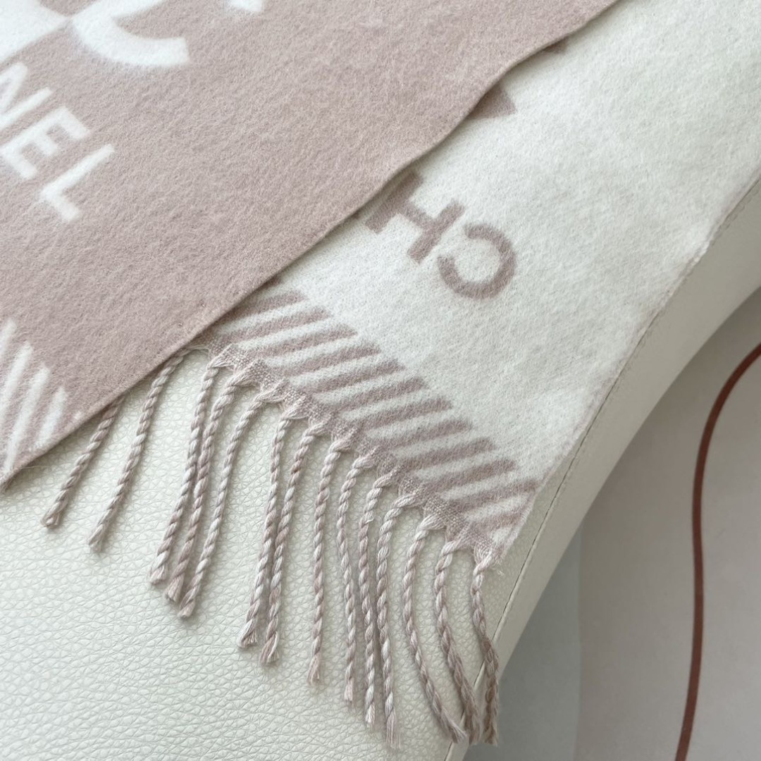 CHANEL新《双面拼色提花》目测是大爆款！双面异色提花 两面完全相反的颜色及图案 设计真的非常走心 ，