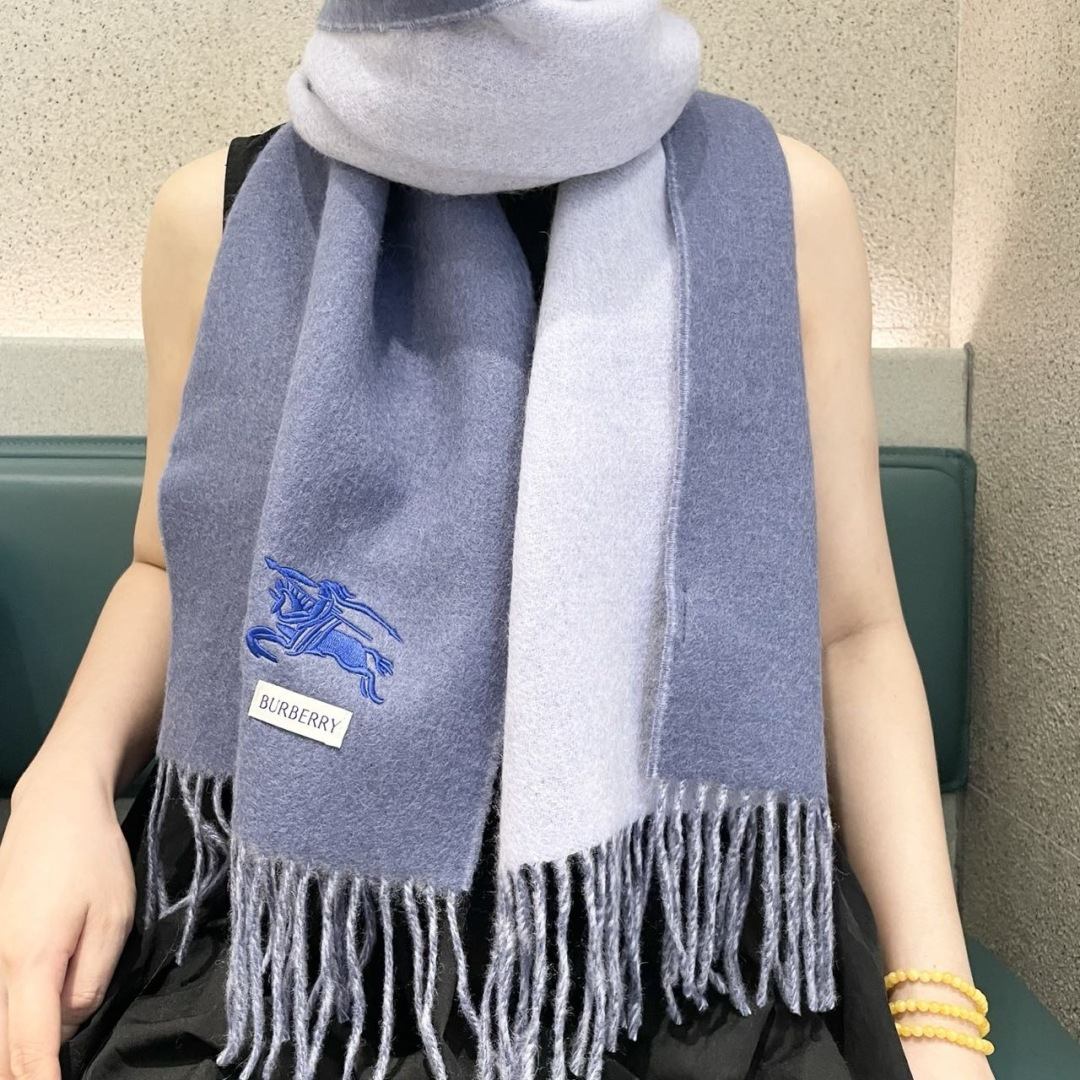 王牌口碑burberry深度水波纹经典羊绒格子围巾‼专柜最新品相，目前专柜都换上了新标👍经典中的经典.全