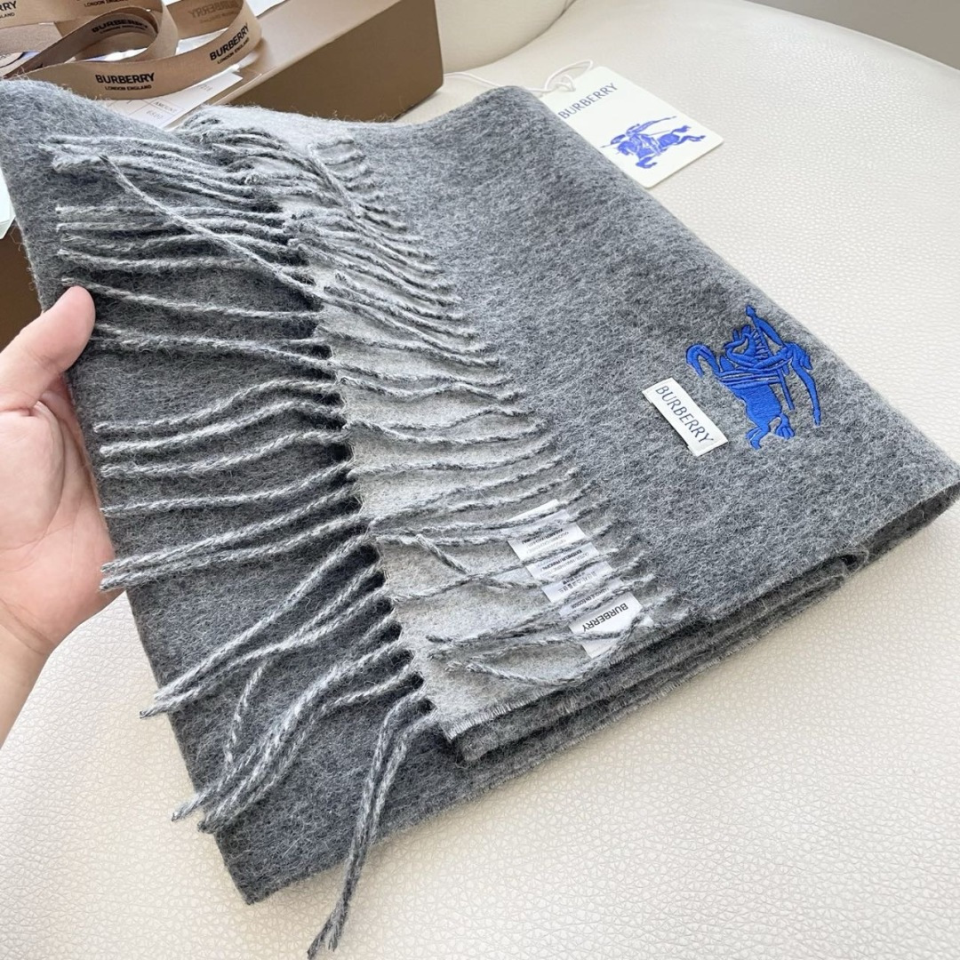 王牌口碑burberry深度水波纹经典羊绒格子围巾‼专柜最新品相，目前专柜都换上了新标👍经典中的经典.全
