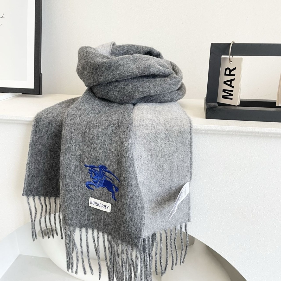 王牌口碑burberry深度水波纹经典羊绒格子围巾‼专柜最新品相，目前专柜都换上了新标👍经典中的经典.全