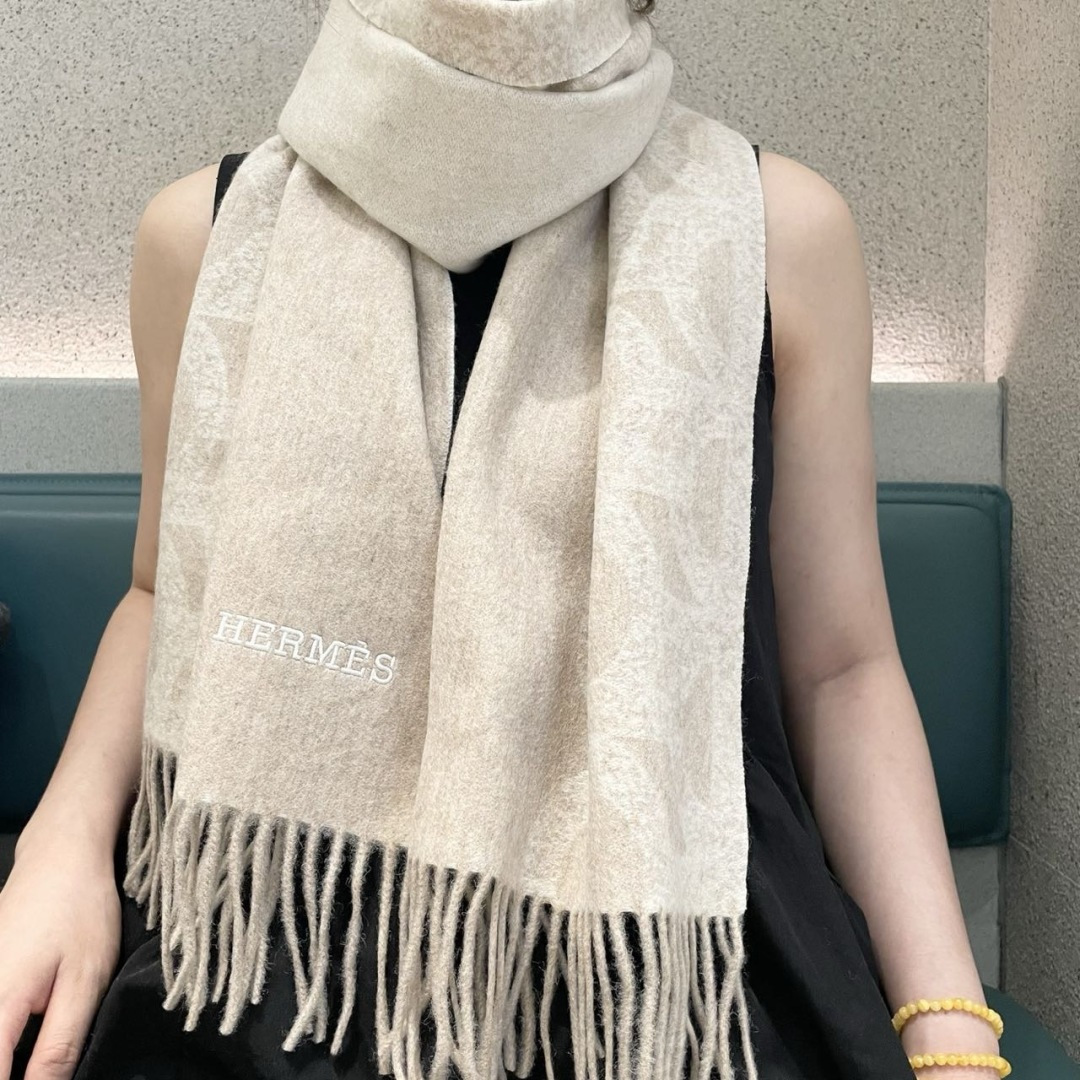 上新2025爱马仕男女款围巾且买且珍惜😍~都是出口订单所以比较难遇❤️东西讲究少而精😍好看的一定要收😎这