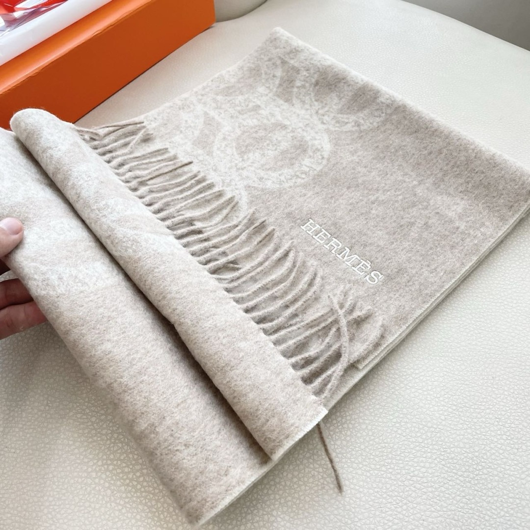 上新2025爱马仕男女款围巾且买且珍惜😍~都是出口订单所以比较难遇❤️东西讲究少而精😍好看的一定要收😎这