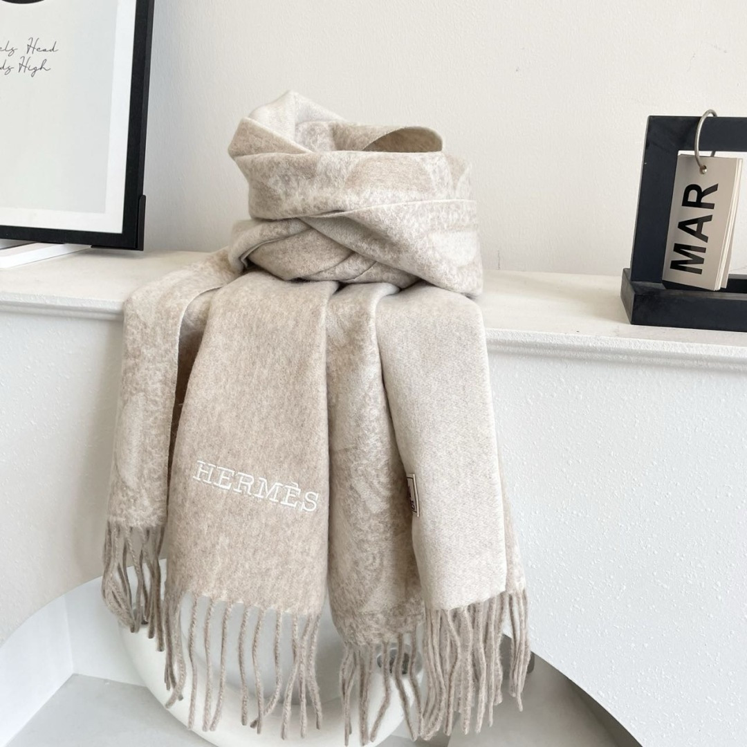 上新2025爱马仕男女款围巾且买且珍惜😍~都是出口订单所以比较难遇❤️东西讲究少而精😍好看的一定要收😎这