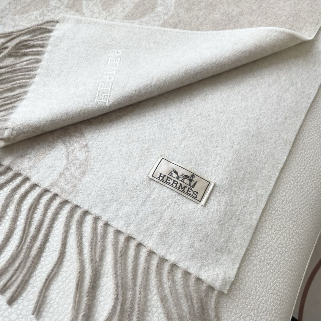 上新2025爱马仕男女款围巾且买且珍惜😍~都是出口订单所以比较难遇❤️东西讲究少而精😍好看的一定要收😎这