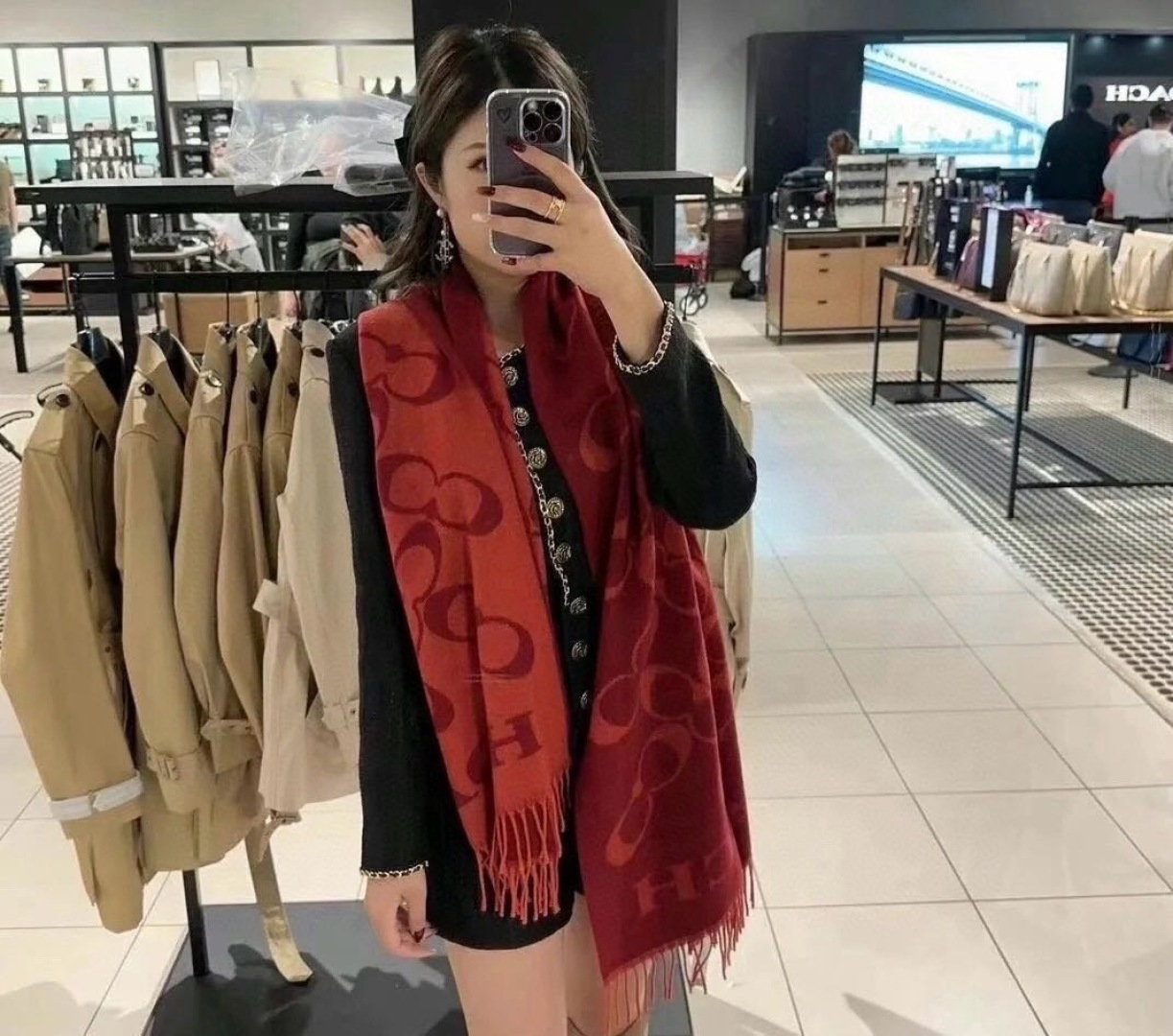 ✨✨【经典款】COACH经典 蔻驰披肩也太好看了吧！不仅有颜值还有品质，97%羊毛+3%羊绒，手感超级软