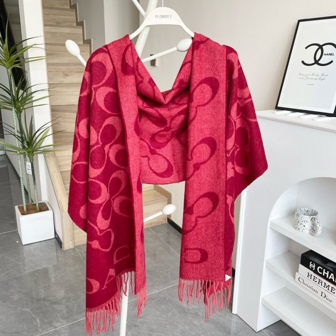 ✨✨【经典款】COACH经典 蔻驰披肩也太好看了吧！不仅有颜值还有品质，97%羊毛+3%羊绒，手感超级软