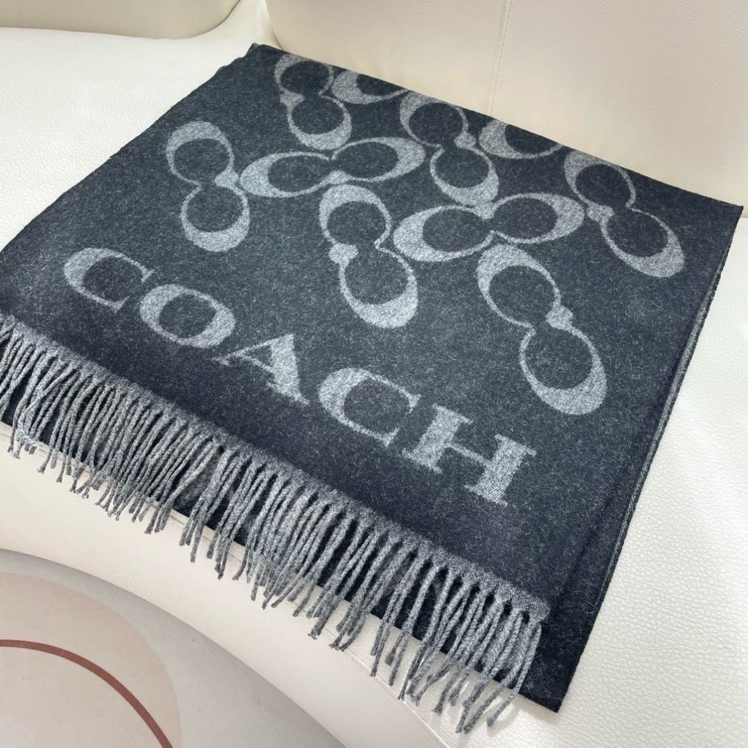 ✨✨【经典款】COACH经典 蔻驰披肩也太好看了吧！不仅有颜值还有品质，97%羊毛+3%羊绒，手感超级软