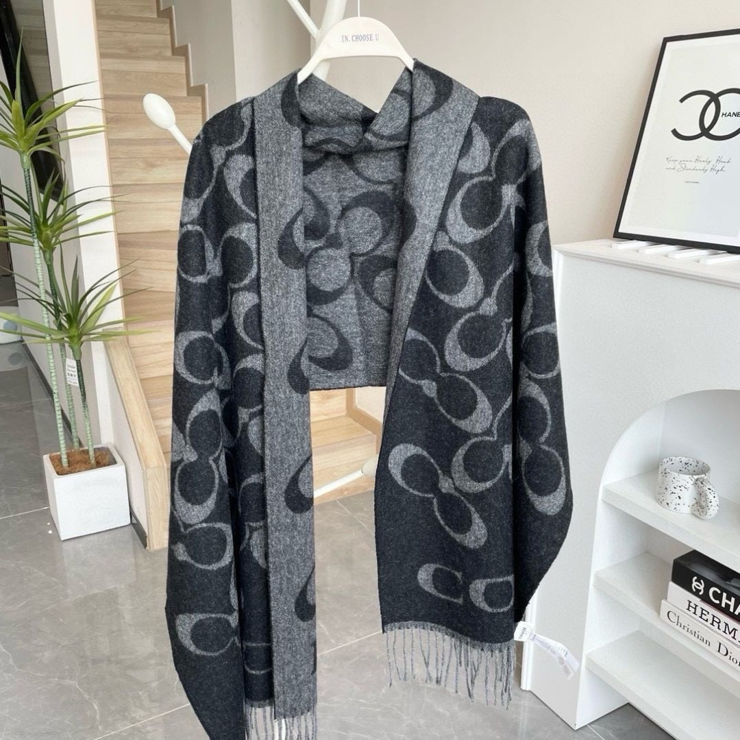 ✨✨【经典款】COACH经典 蔻驰披肩也太好看了吧！不仅有颜值还有品质，97%羊毛+3%羊绒，手感超级软