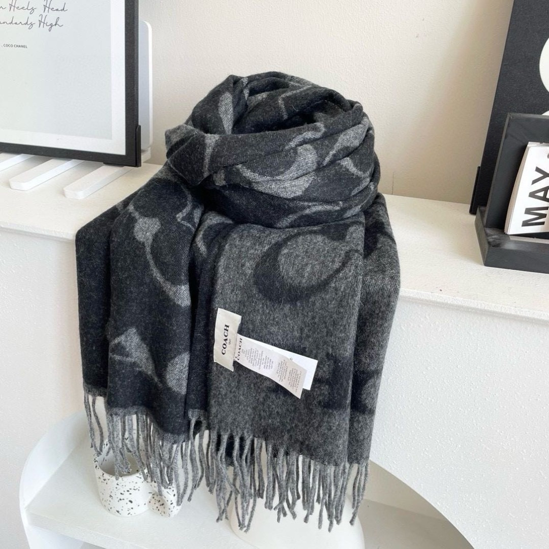✨✨【经典款】COACH经典 蔻驰披肩也太好看了吧！不仅有颜值还有品质，97%羊毛+3%羊绒，手感超级软