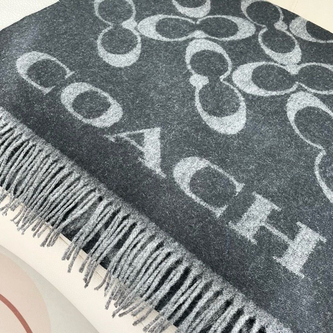 ✨✨【经典款】COACH经典 蔻驰披肩也太好看了吧！不仅有颜值还有品质，97%羊毛+3%羊绒，手感超级软