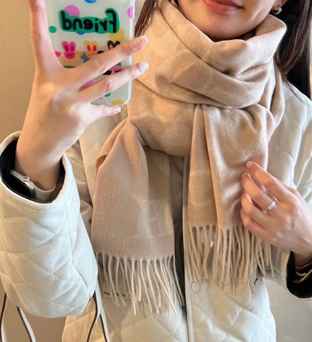 NO:542060,[Classic] COACH classic The Coach shawl is so beautiful!  Not only has its appearance but also its quality. 97 wool + 3 cashmere, it feels super soft and comfortable, with a size of 195×53cm, and the overall width is OK, it is considered a small shawl. The complementary colors on the front and back are made of, one side is a dark logo with a light color base, and the other side is a opposite color. The gentle and gentle scarf must be used as this one!  High-version scarf, high-version scarf, coach, coach, shawls19860909【经典款】COACH经典 蔻驰披肩也太好看了吧！不仅有颜值还有品质,97羊毛+3羊绒,手感超级软糯和舒服,尺寸195×53cm,整体宽度还可以,算是个小披肩.正反面做的互补色,一面是深色logo搭配浅色底,另一面是相反色,温温柔柔的感觉围巾一定要冲这一条！高版本围巾,高版本围巾,coach,coach,shawls,scarf