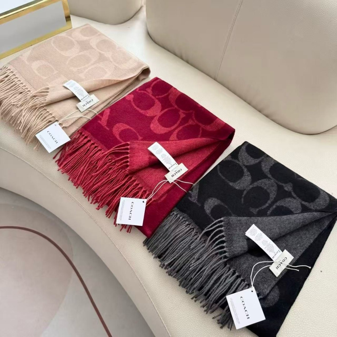 ✨✨【经典款】COACH经典 蔻驰披肩也太好看了吧！不仅有颜值还有品质，97%羊毛+3%羊绒，手感超级软