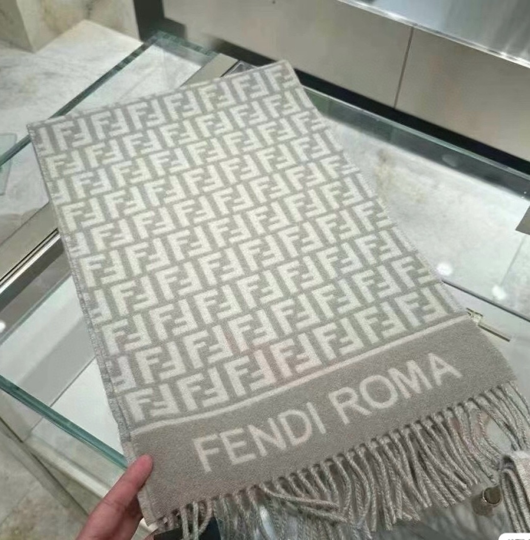 ♥️极品‼️Fendi今年最火的围巾。全世界都在抢的老花FF字母款。主打的限量大极品‼️专柜也是有钱也很